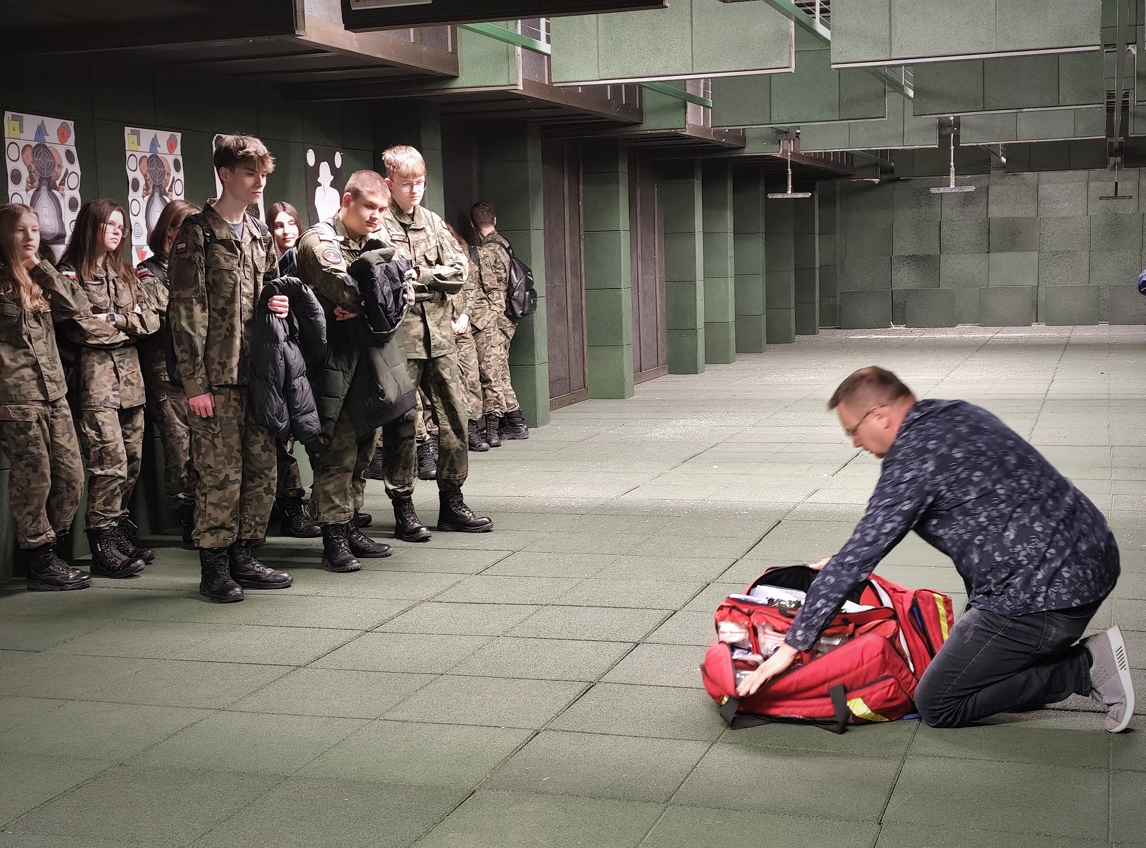 Uczniowie biorący udział w warsztatach z policją