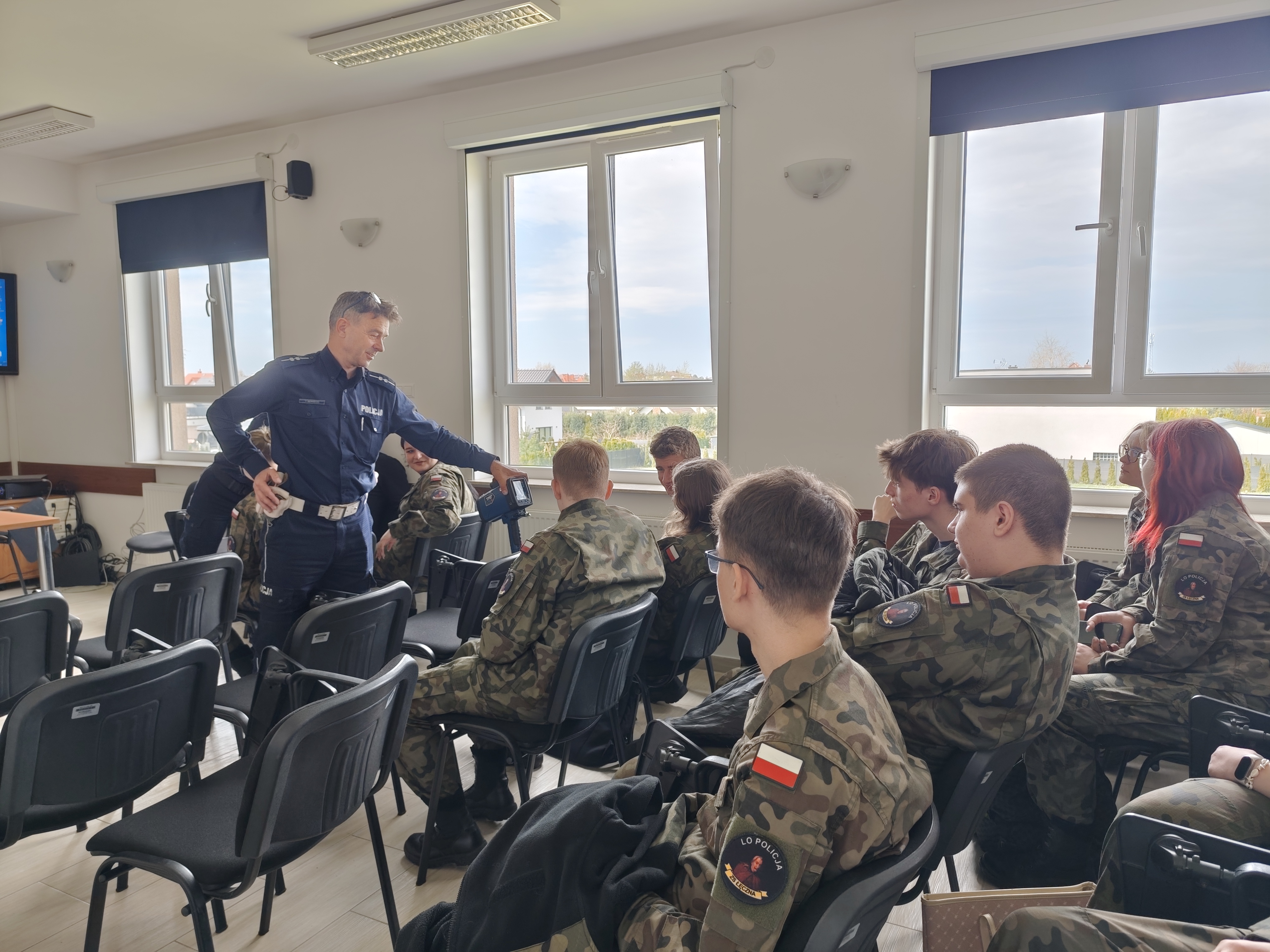 Uczniowie podczas spotkania z policjantami
