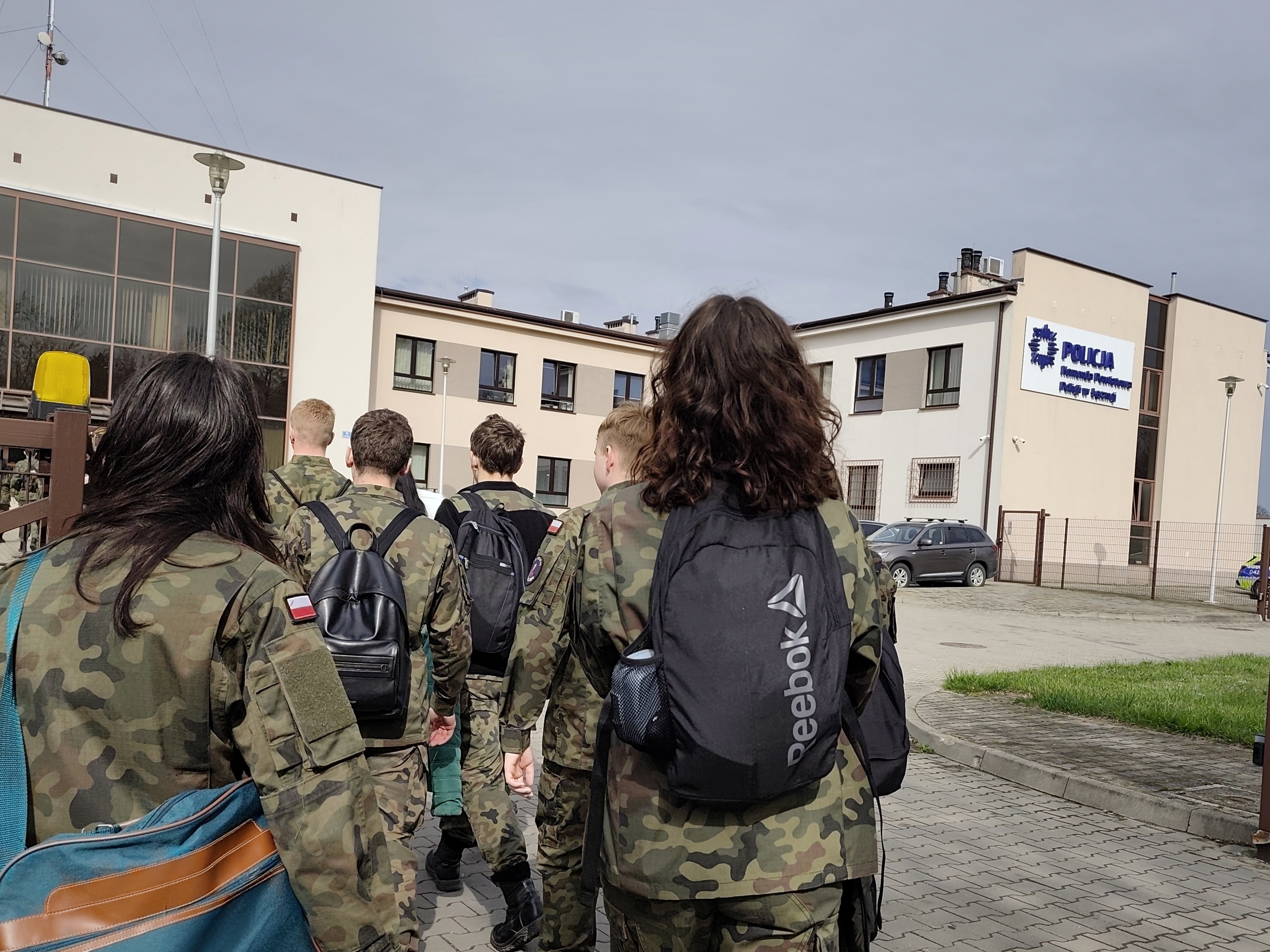 Uczniowie przed siedzibą Komendy Powiatowej Policji w Łęcznej