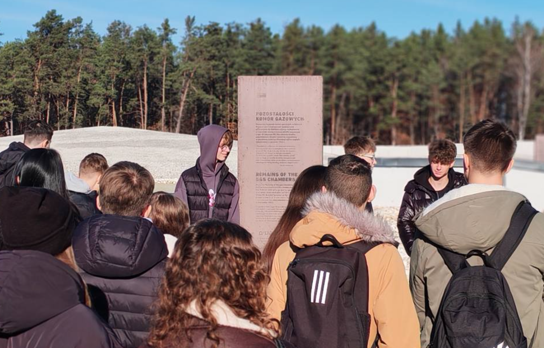 Uczniowie podczas zwiedzania Muzeum w Sobiborze
