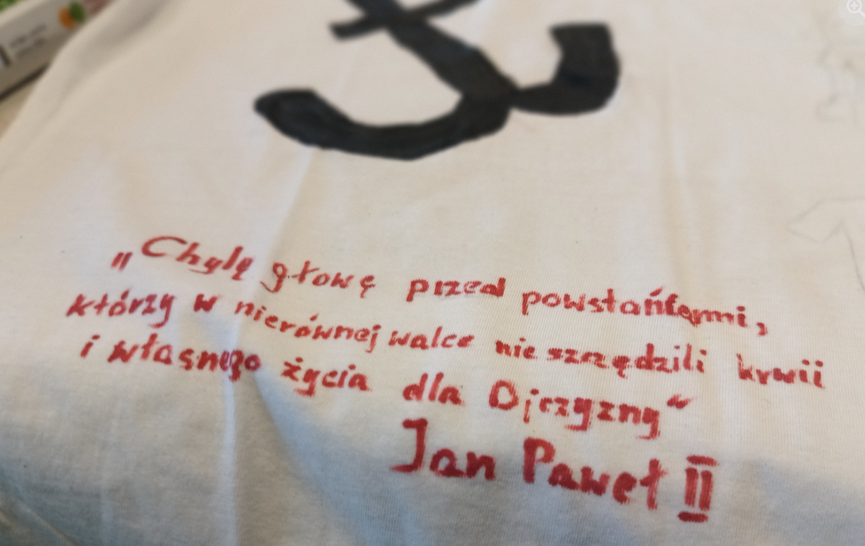 Koszulka z cytatem Ojca Świętego Jana Pawła II wykonana przez Uczniów biorących udział w wydarzeniu