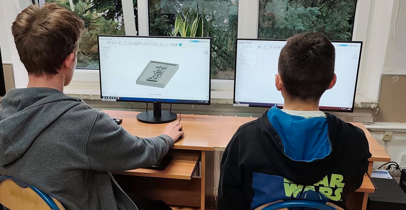 Uczniowie wykonujący projekty przeznaczone do wydruku 3D