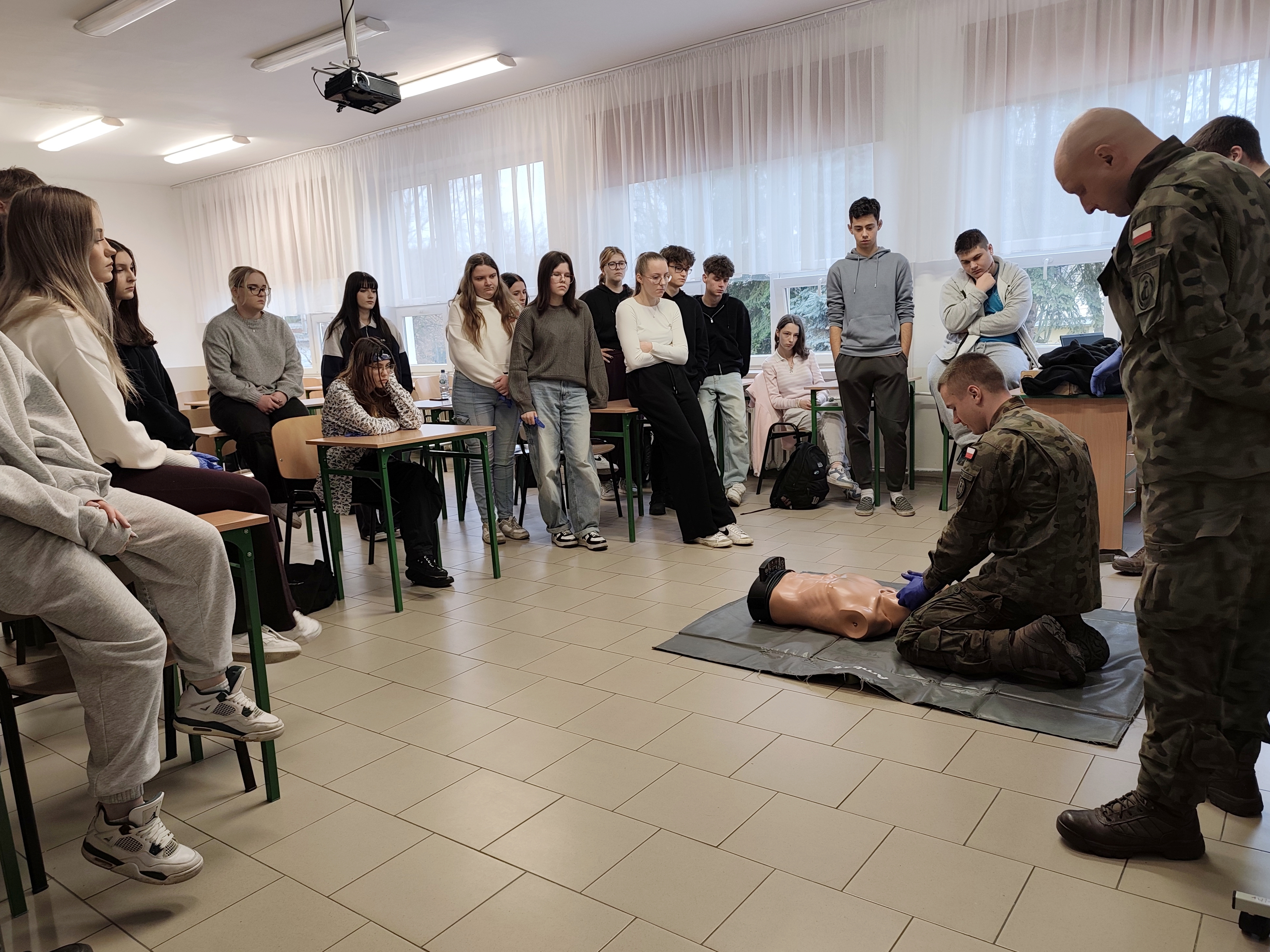 Uczniowie podczas spotkania z wojskiem