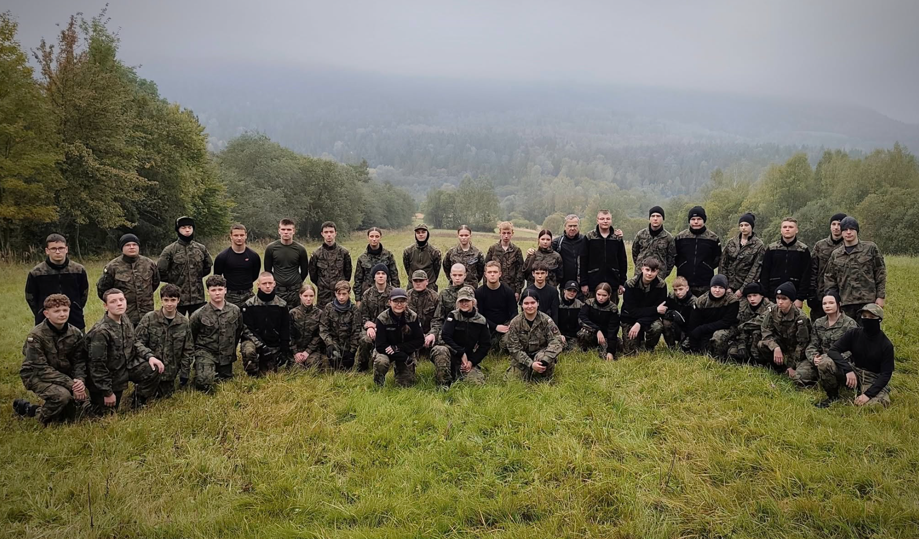 Uczniowie Jagiellończyka podczas wyjazdu survivalowego