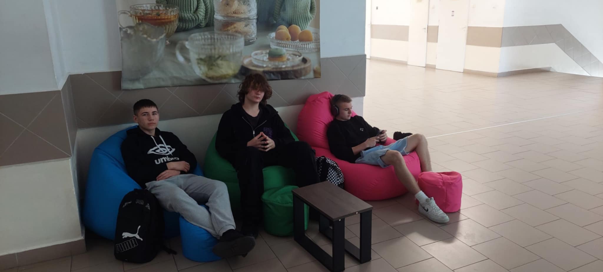 Uczniowie odpoczywający podczas przerwy na pufach otrzymanych z projektu