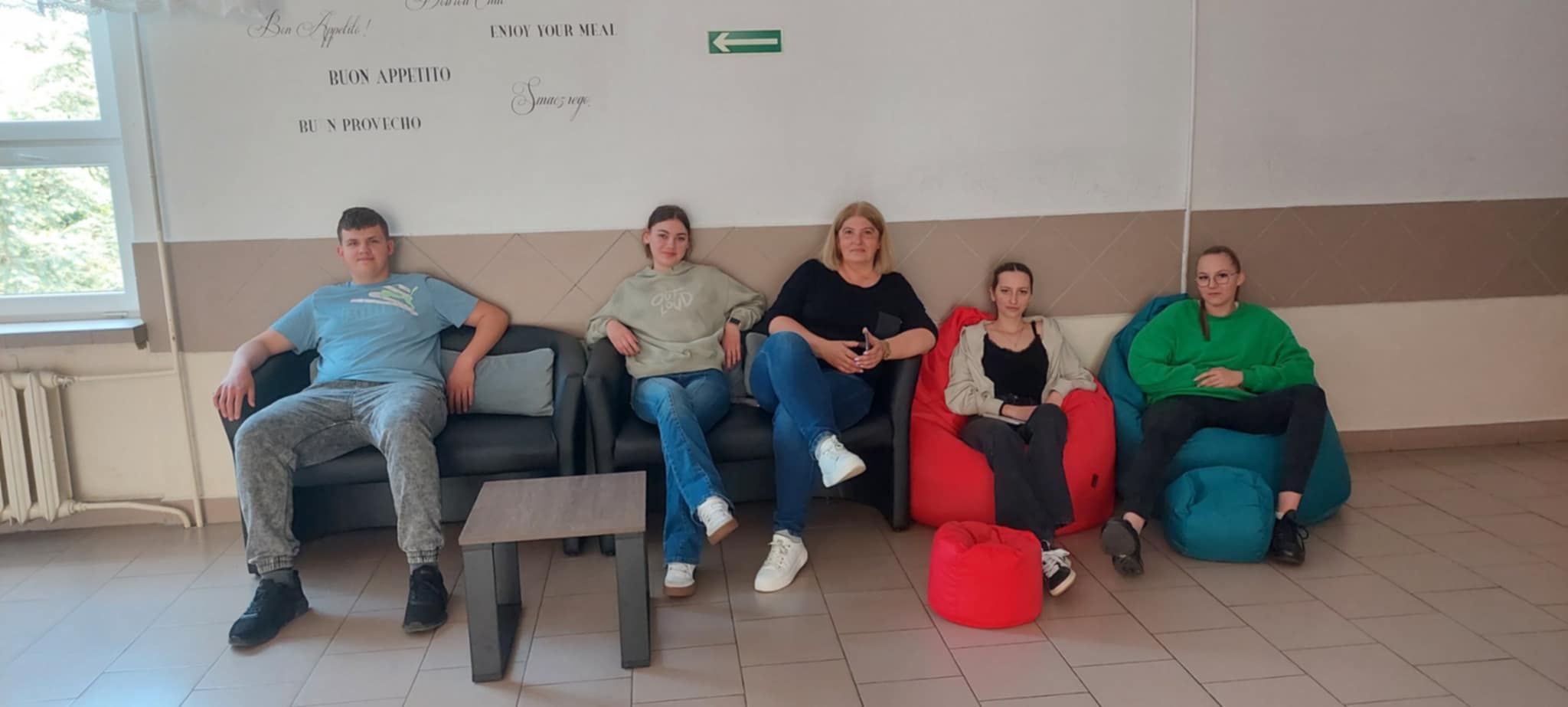 Uczniowie z Opiekunem projektu - Panią Edytą Kuśmirską