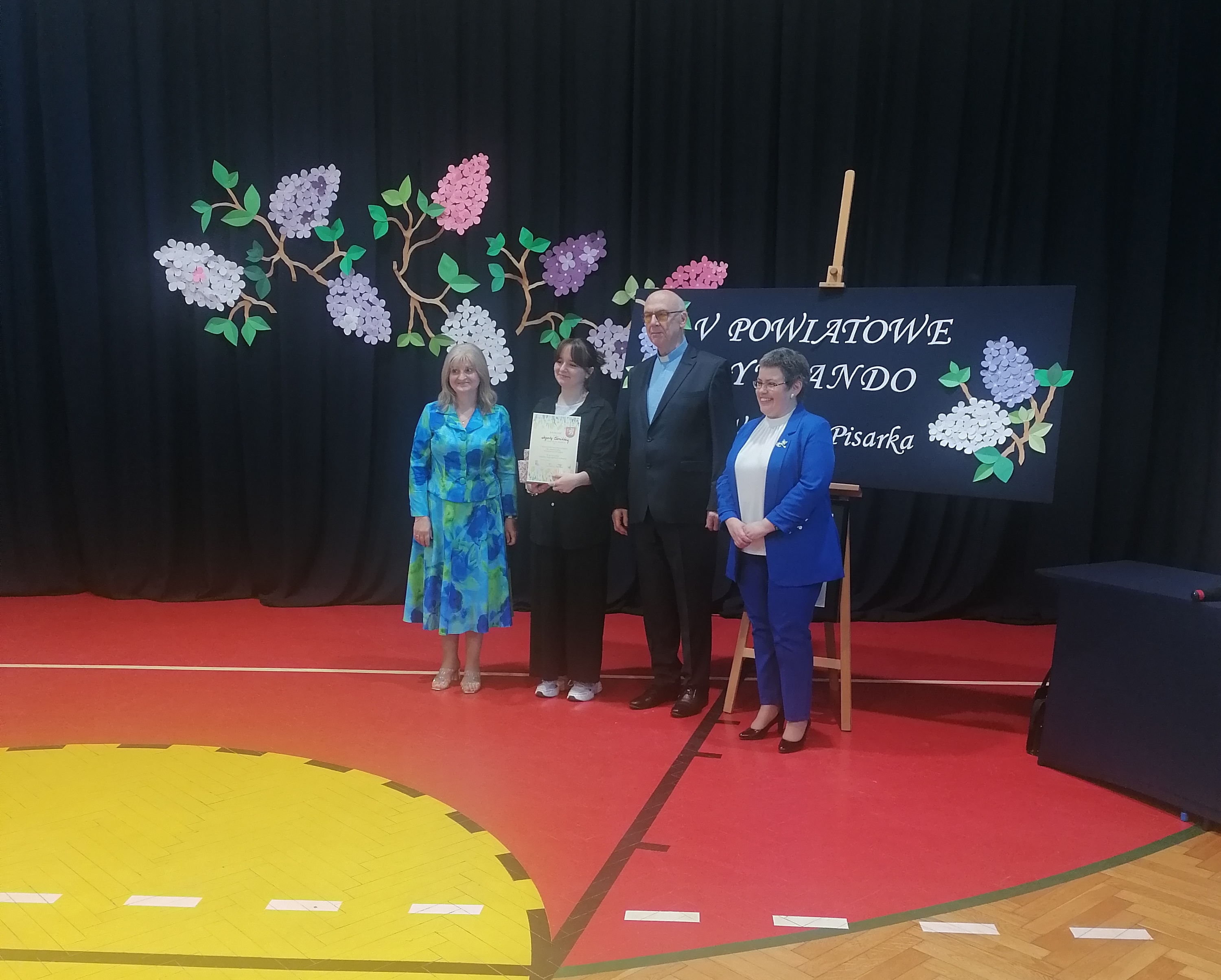 Agata Kosińska , ks. prof. Wiesław Przyczyna, Pani Magdalena Gajowiak -Dyrektor Zespołu Zespołu Szkół Nr 2 im. Simona Bolivara w Milejowie  