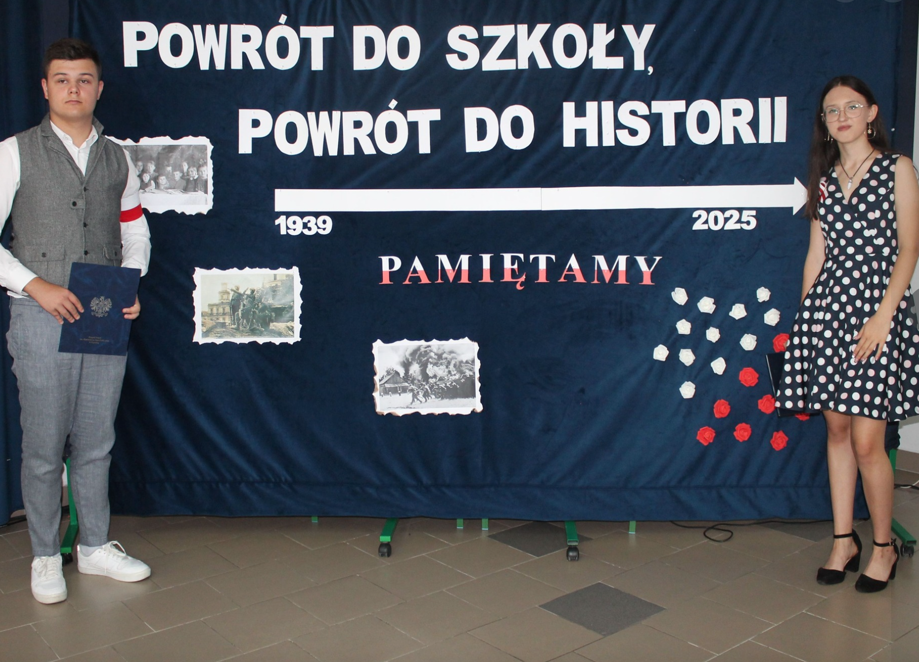 Uczniowie prowadzący Uroczystość Rozpoczęcia Roku Szkolnego
