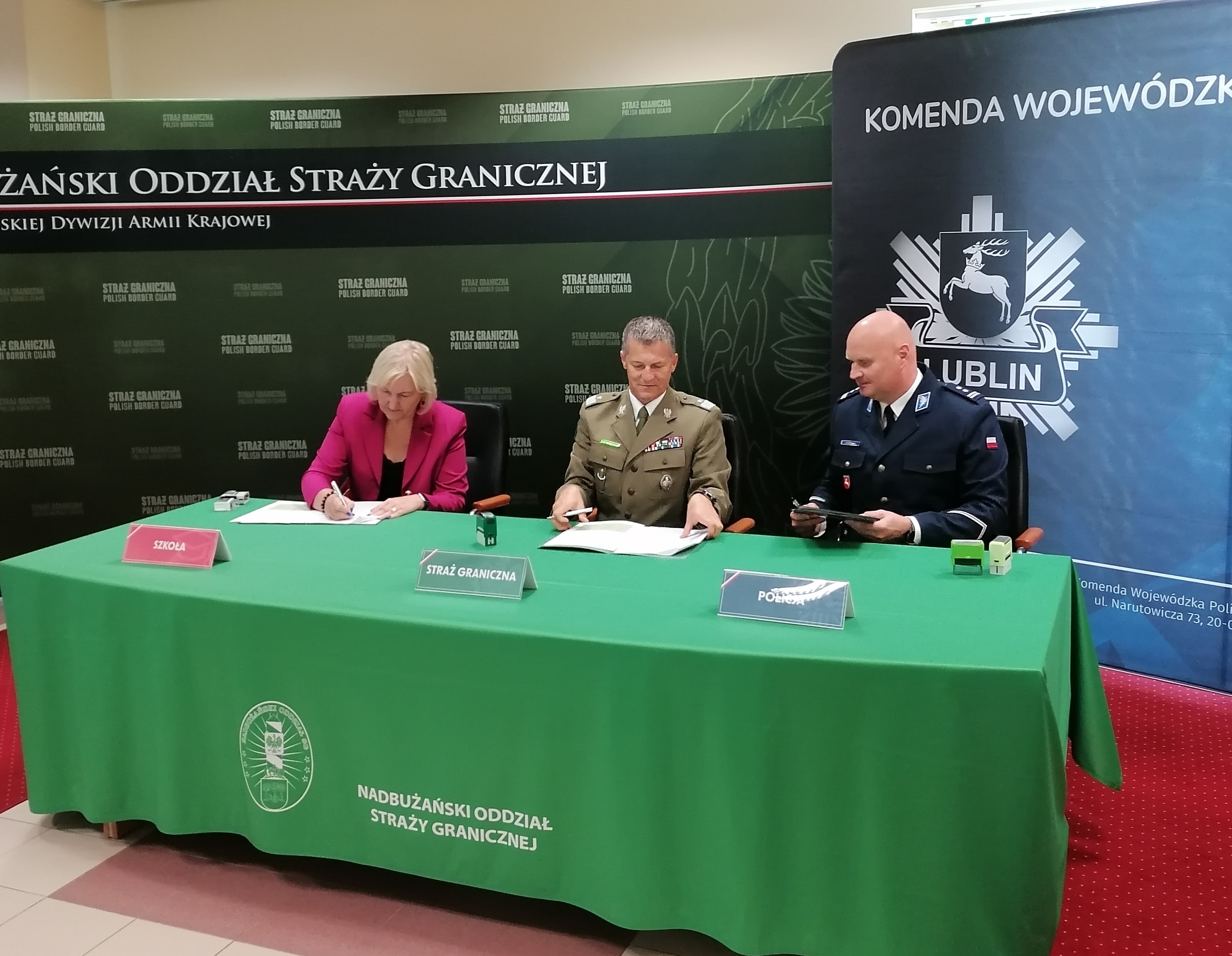 Komendant NOSG gen. Bryg. SG Jacek Szcząchor, Z-ca Komendanta Komendy Powiatowej Policji w Łęcznej ml. Insp. Andrzej Borysiuk, Dyrektor Zespołu Szkół im. Króla Kazimierza Jagiellończyka- Pani Jolanta Jarawka