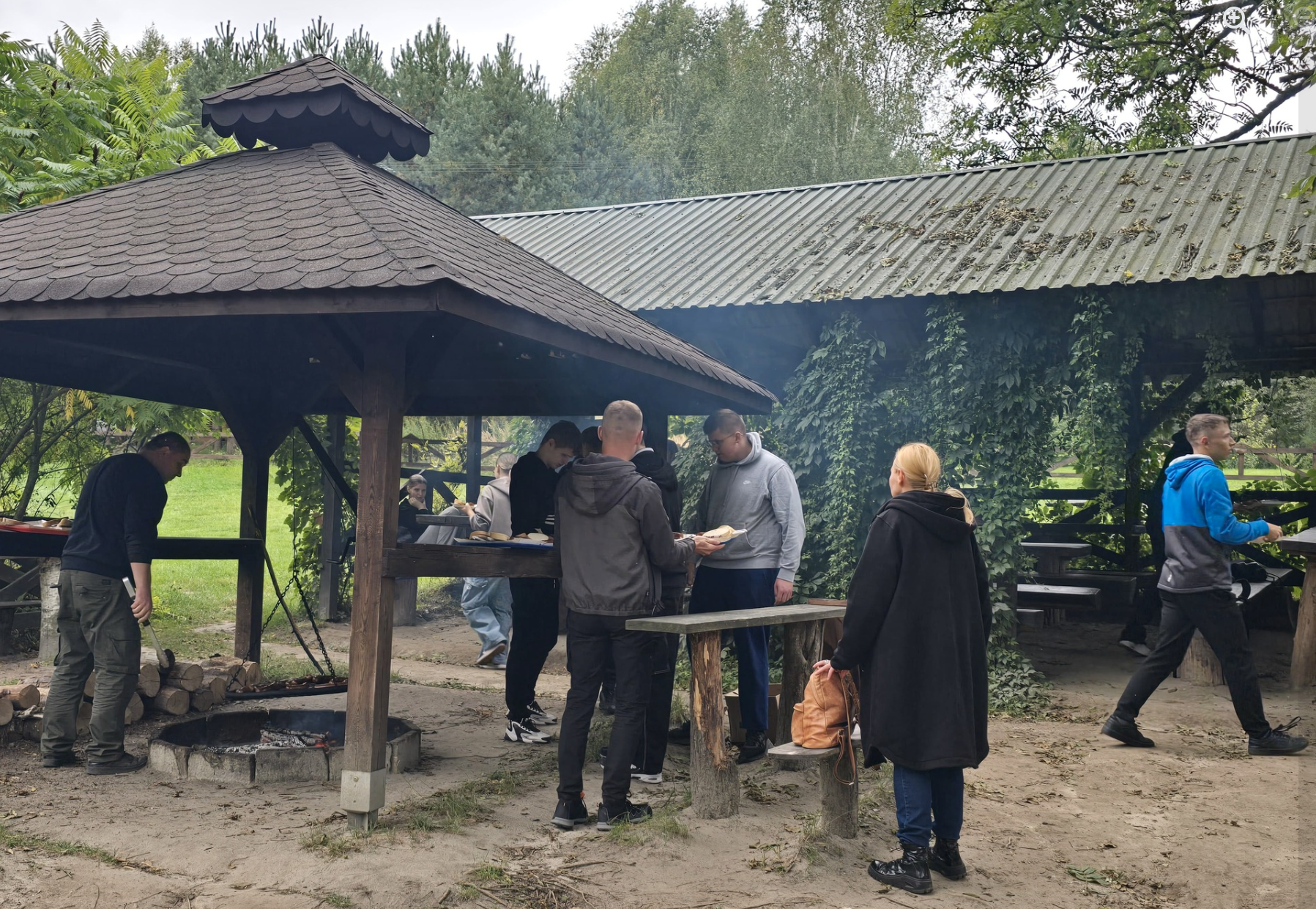 Uczniowie z Wychowawcami podczas wspólnego ogniska 
