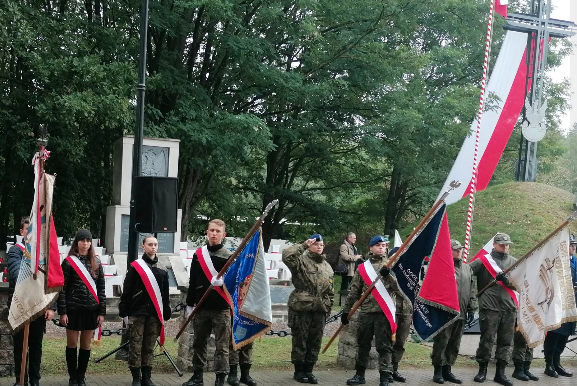 Uczniowie Jagiellończyka reprezentujący szkołę ze sztandarem podczas Uroczystości