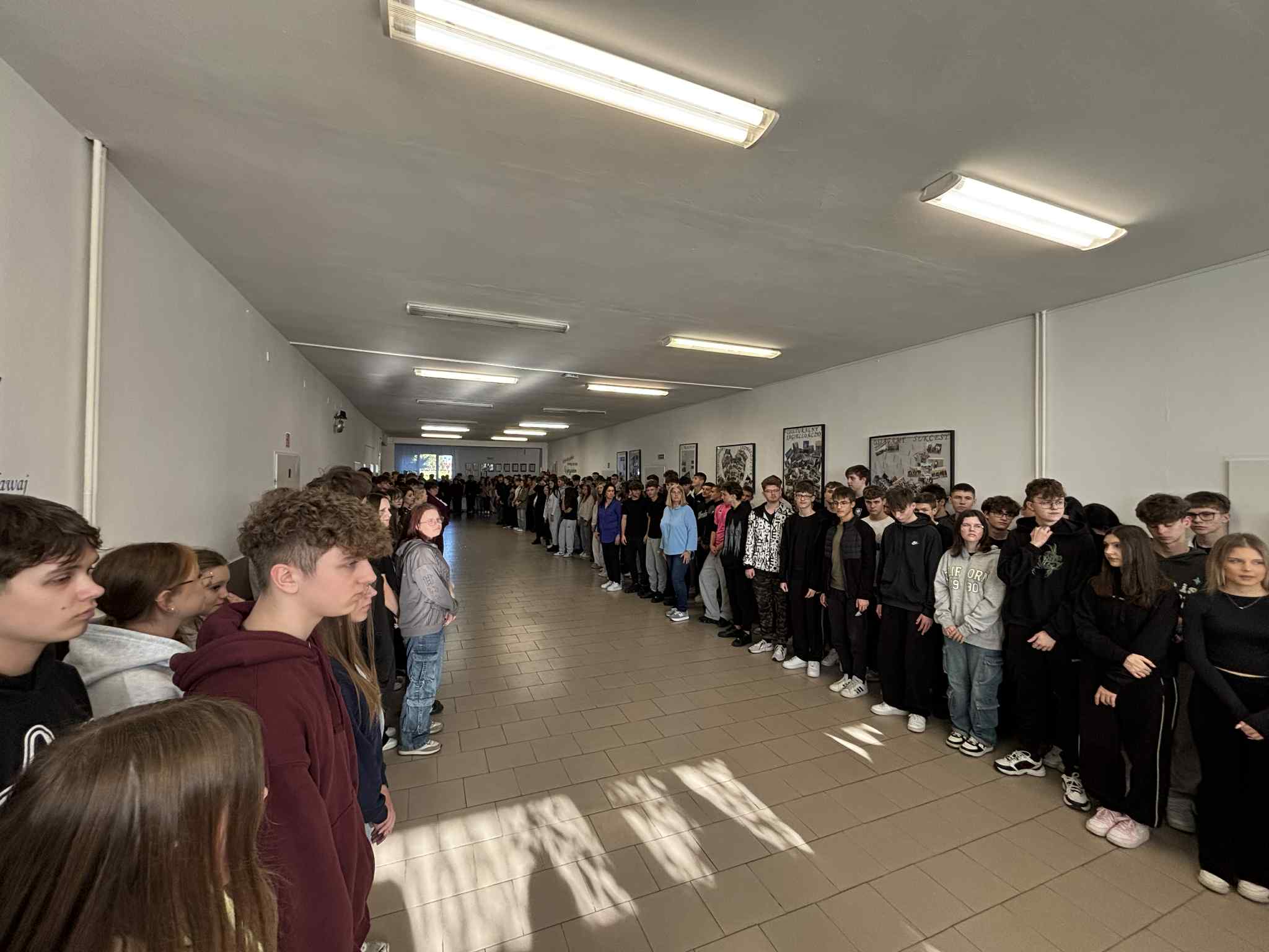 Uczniowie i Nauczyciele Zespołu Szkół im. Króla Kazimierza Jagiellończyka w Łęcznej podczas akcji ,,Szkoła do hymnu''