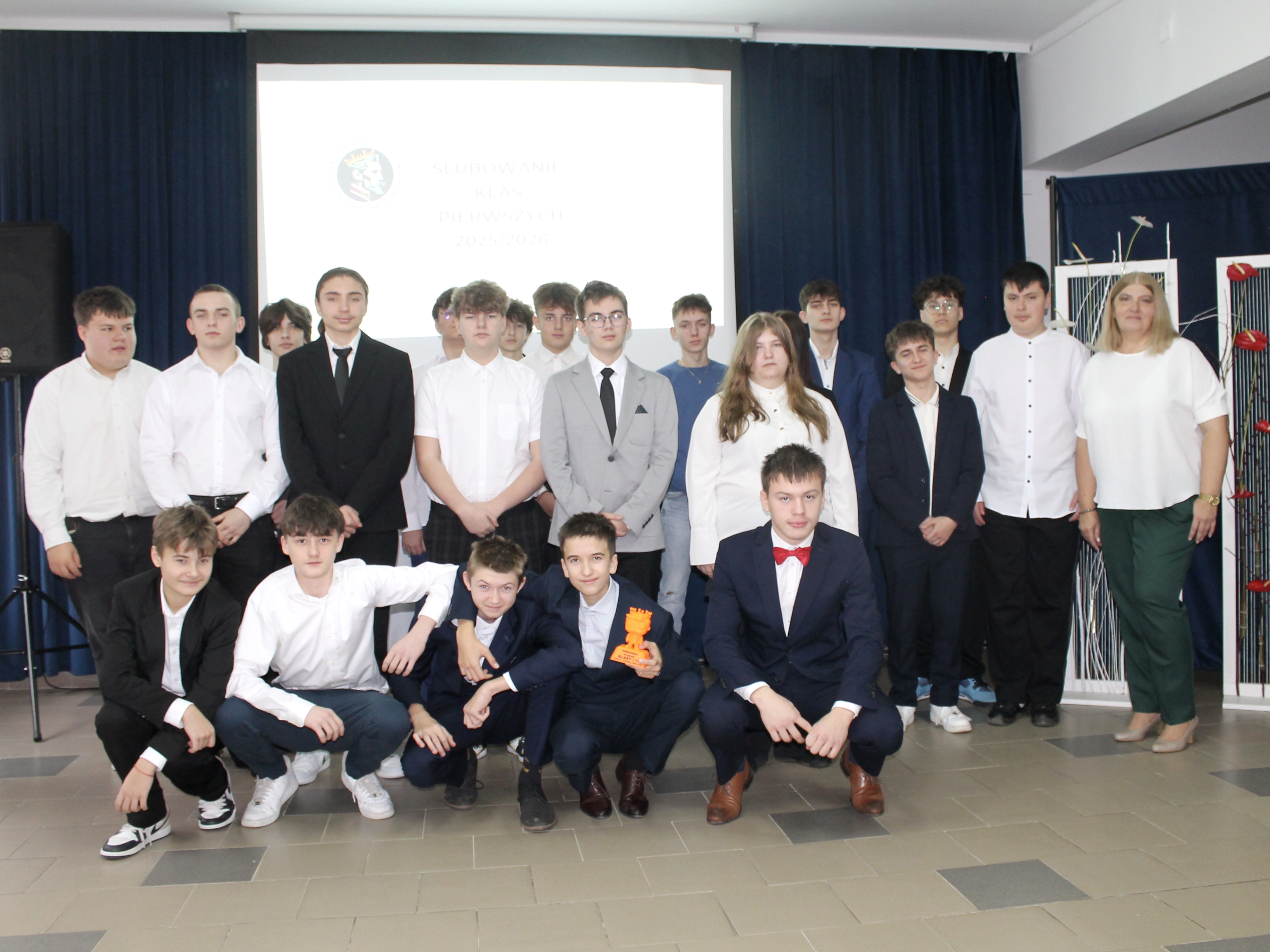 Klasa 1 TI z wychowawcą - Panią Edytą Kuśmirską