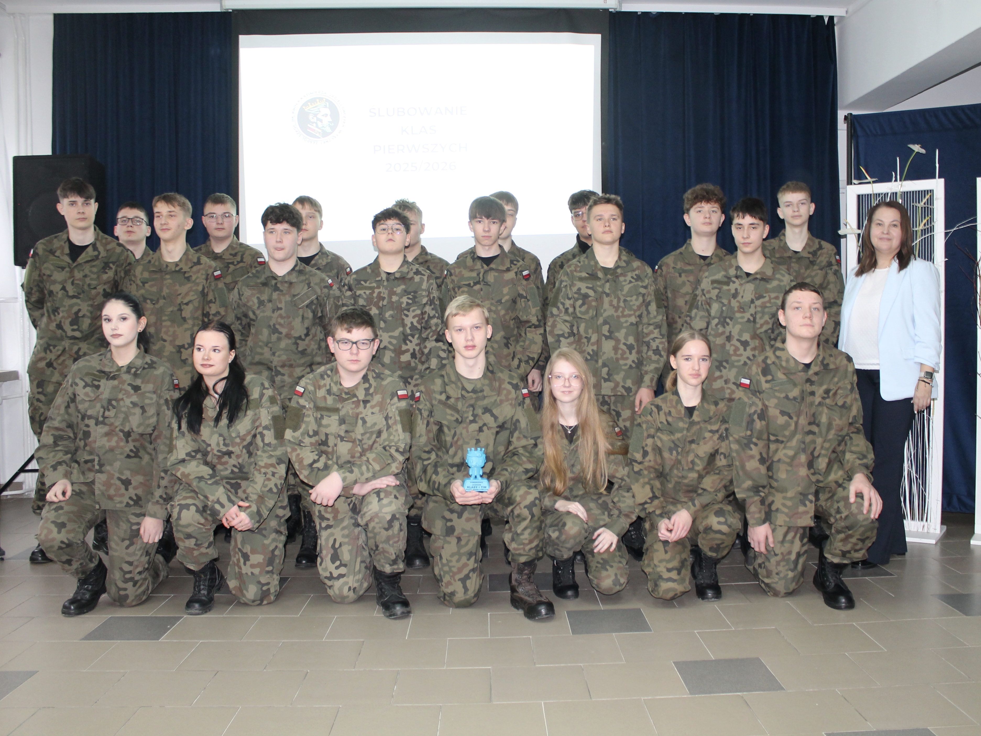 Uczniowie klasy 1 TIM z wychowawcą - Panią Małgorzatą Szram