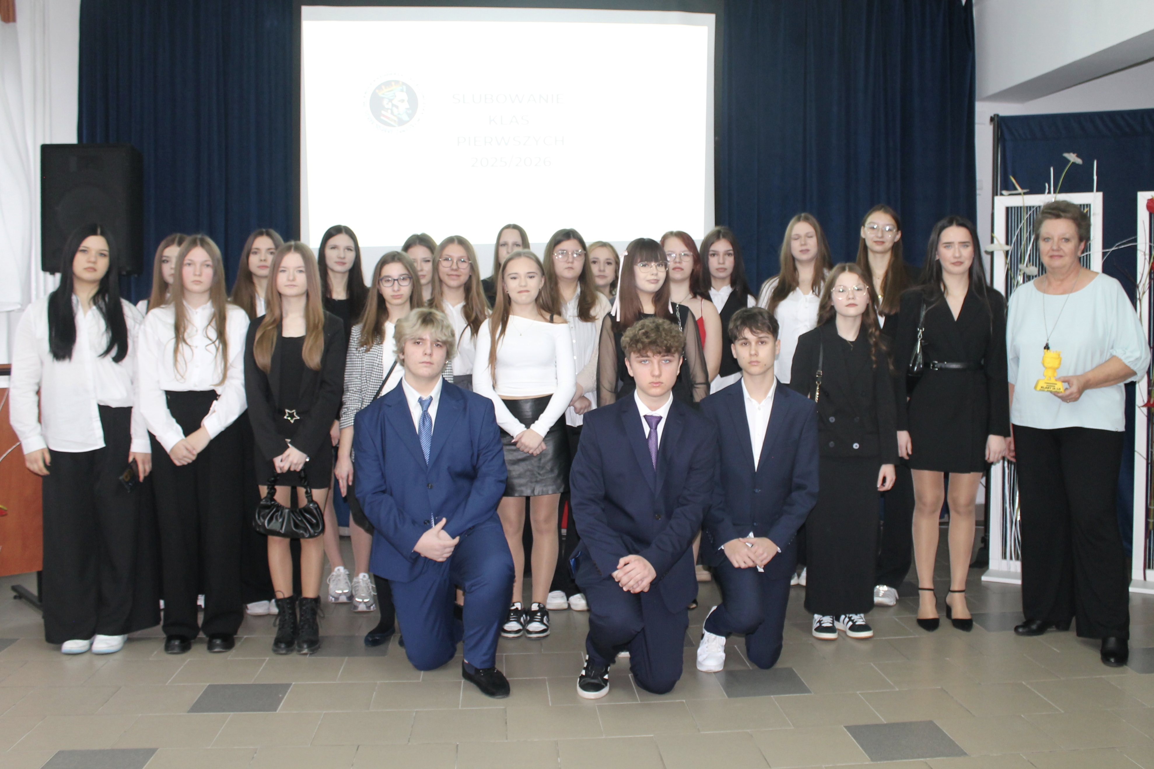 Klasa 1B LO z wychowawcą - Panią Katarzyną Konopką