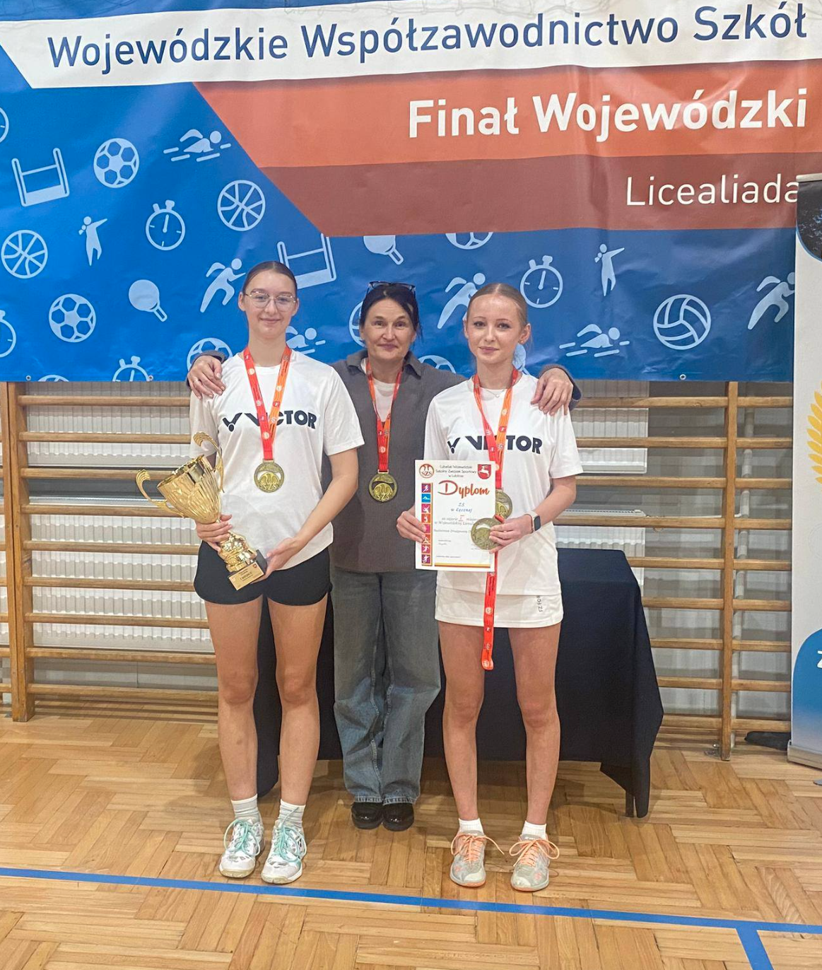 Julia Siwek z klasy  IV LO i Lena Nowak z klasy I LO z Panią Agnieszką Fiedeń