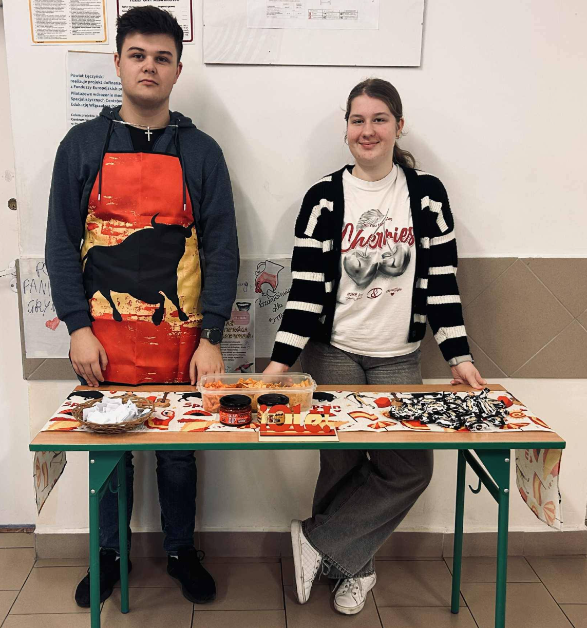 Uczniowie pomagający przy organizacji Dnia Języka Hiszpańskiego