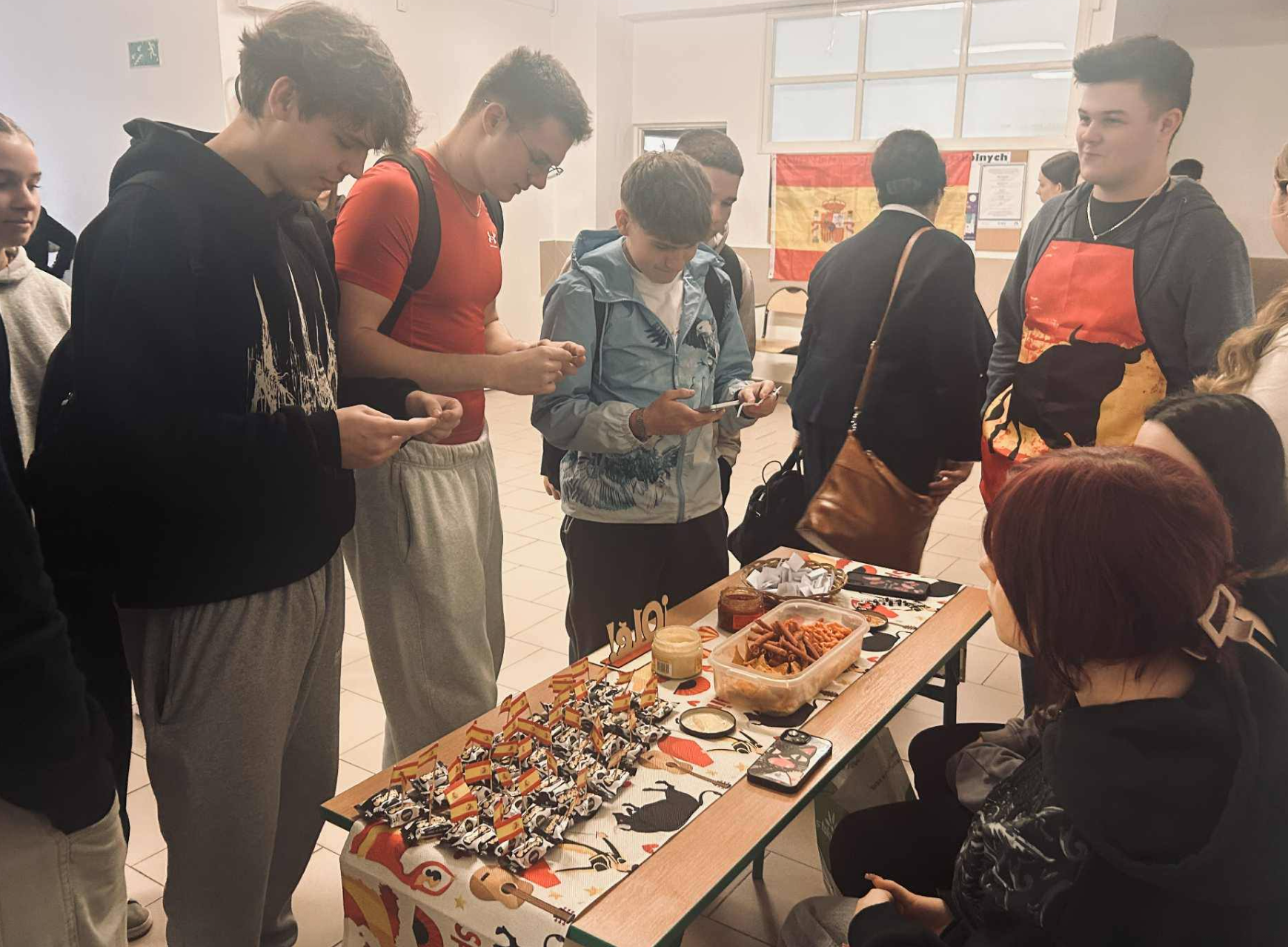 Dzień Języka Hiszpańskiego - uczniowie biorący udział w wydarzeniu