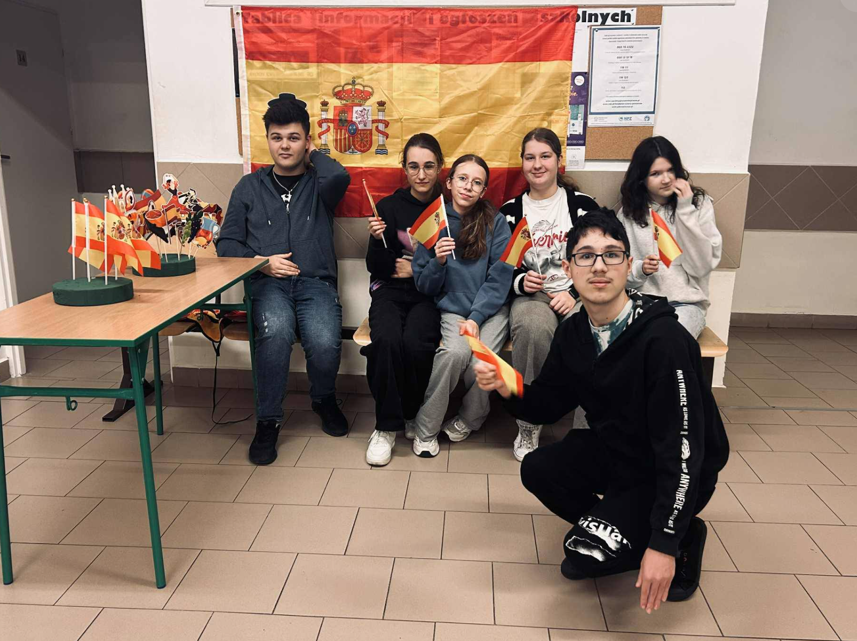 Uczniowie pomagający przy organizacji Dnia Języka Hiszpańskiego