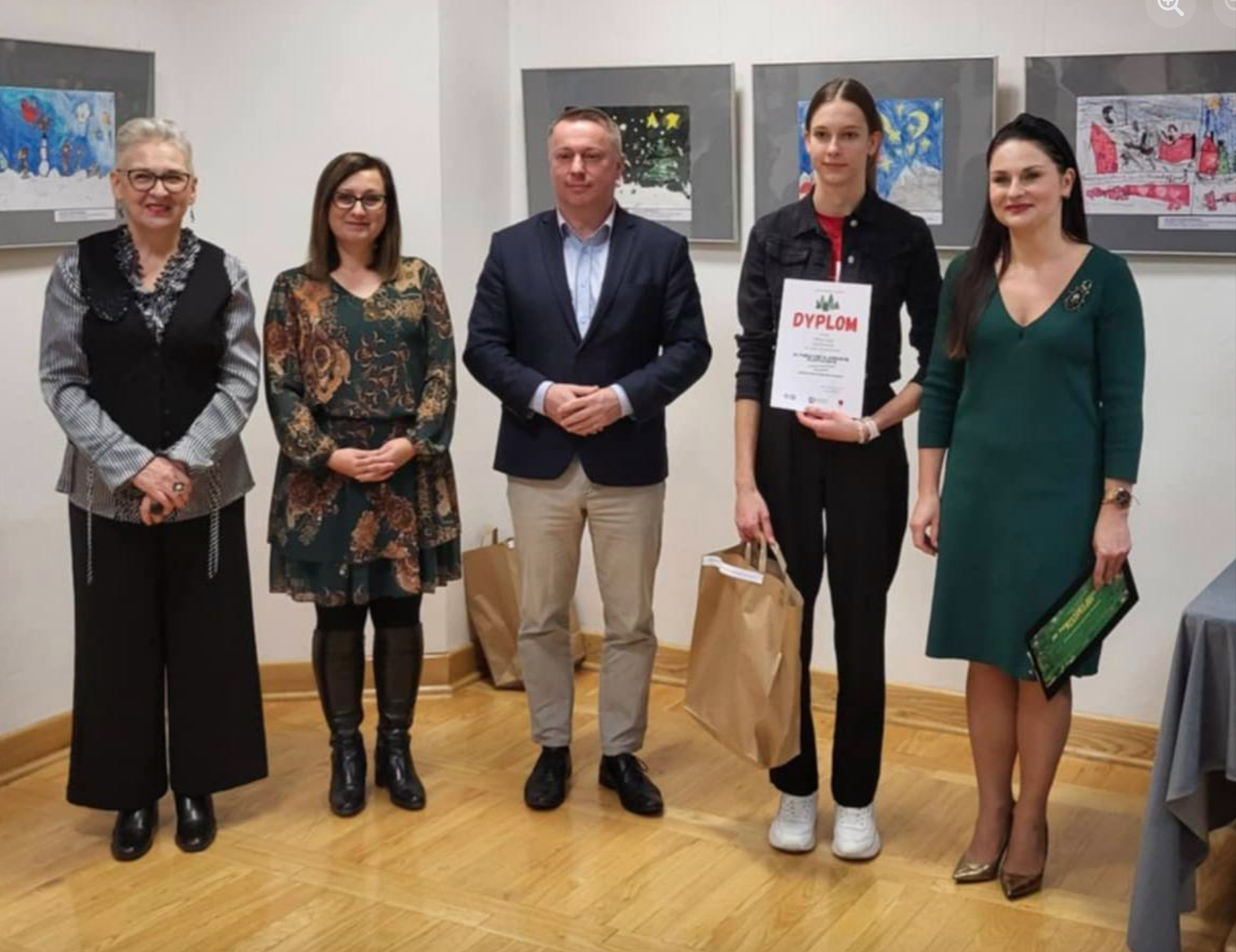 Odebranie dyplomu przez Oliwię Zając - uczennicę klasy 1 TL, z rąk Burmistrza Łęcznej - Pana Leszka Włodarskiego