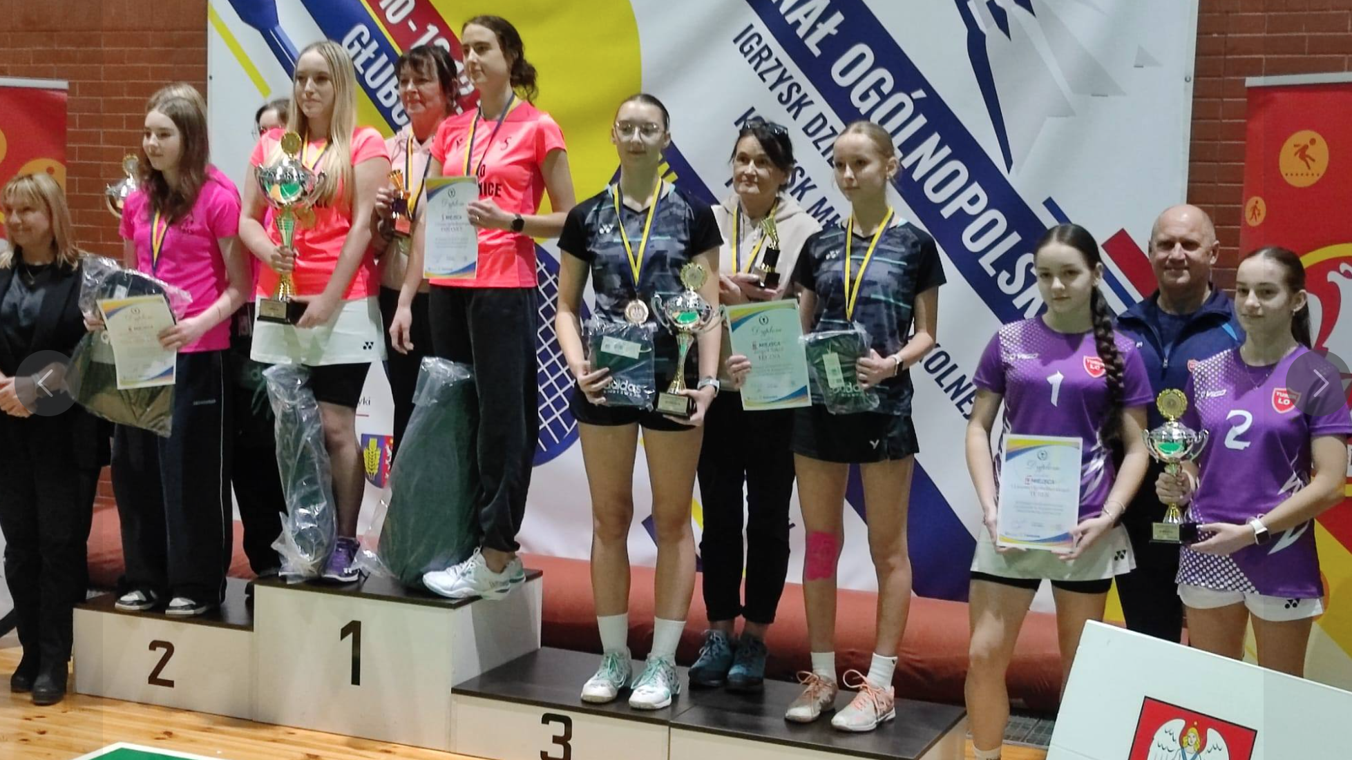 Uczennice Jagiellończyka - Lena Nowak i Julia Siwek - zdobywczynie III miejsca wraz z opiekunem - Panią Agnieszką Fiedeń 