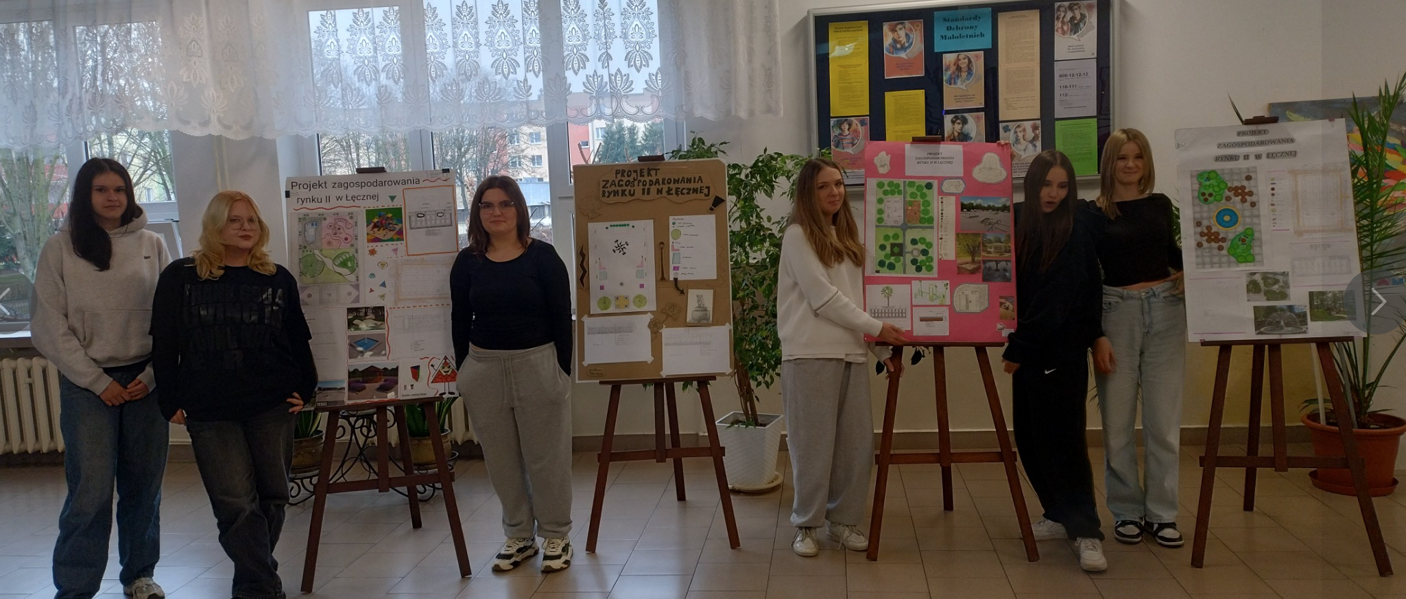 Uczennice klasy 4 Technikum Architektury Krajobrazu przy swoich projektach