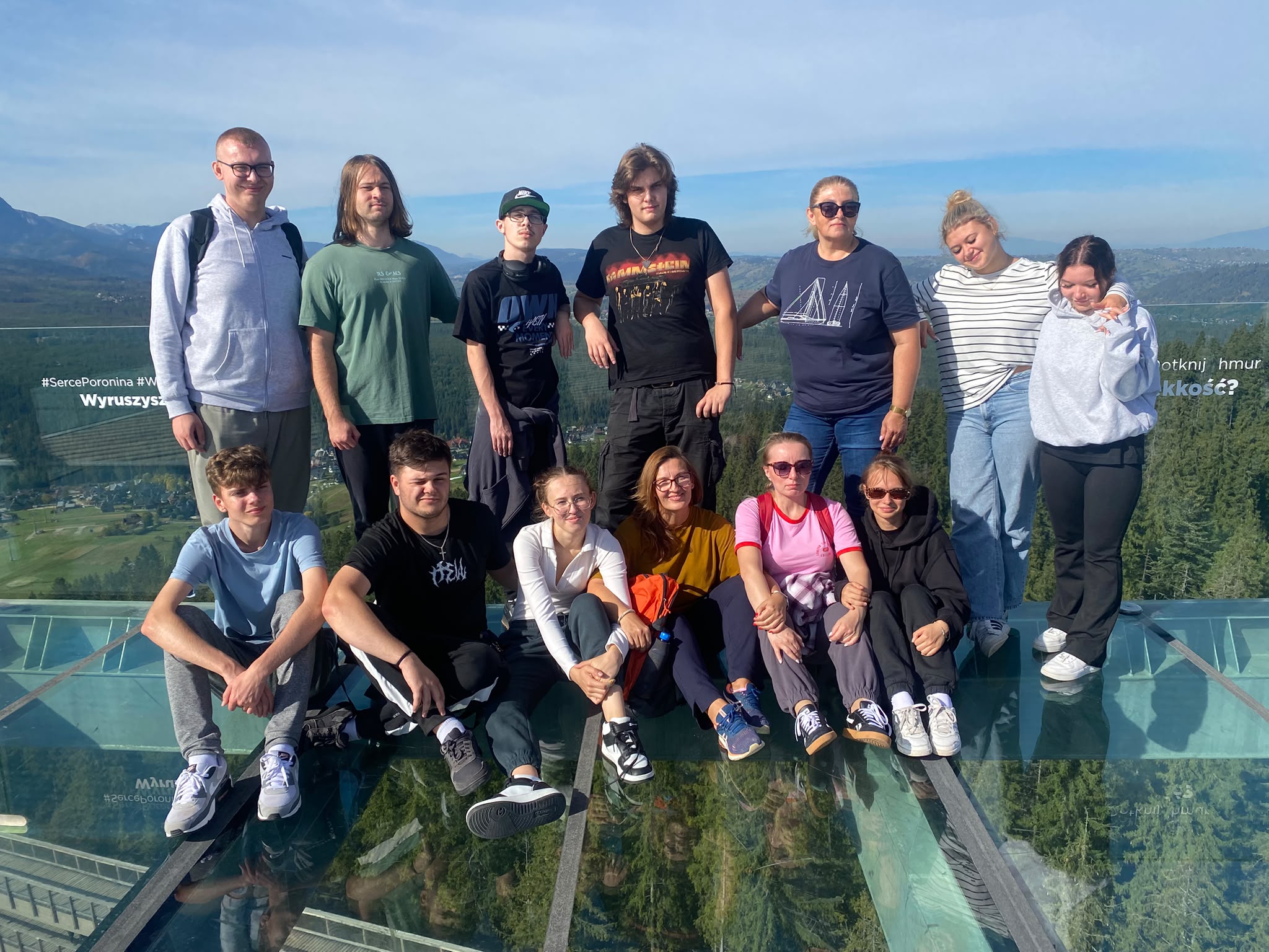 Uczniowie podziwiają Tatry na Sky Walk Poronin