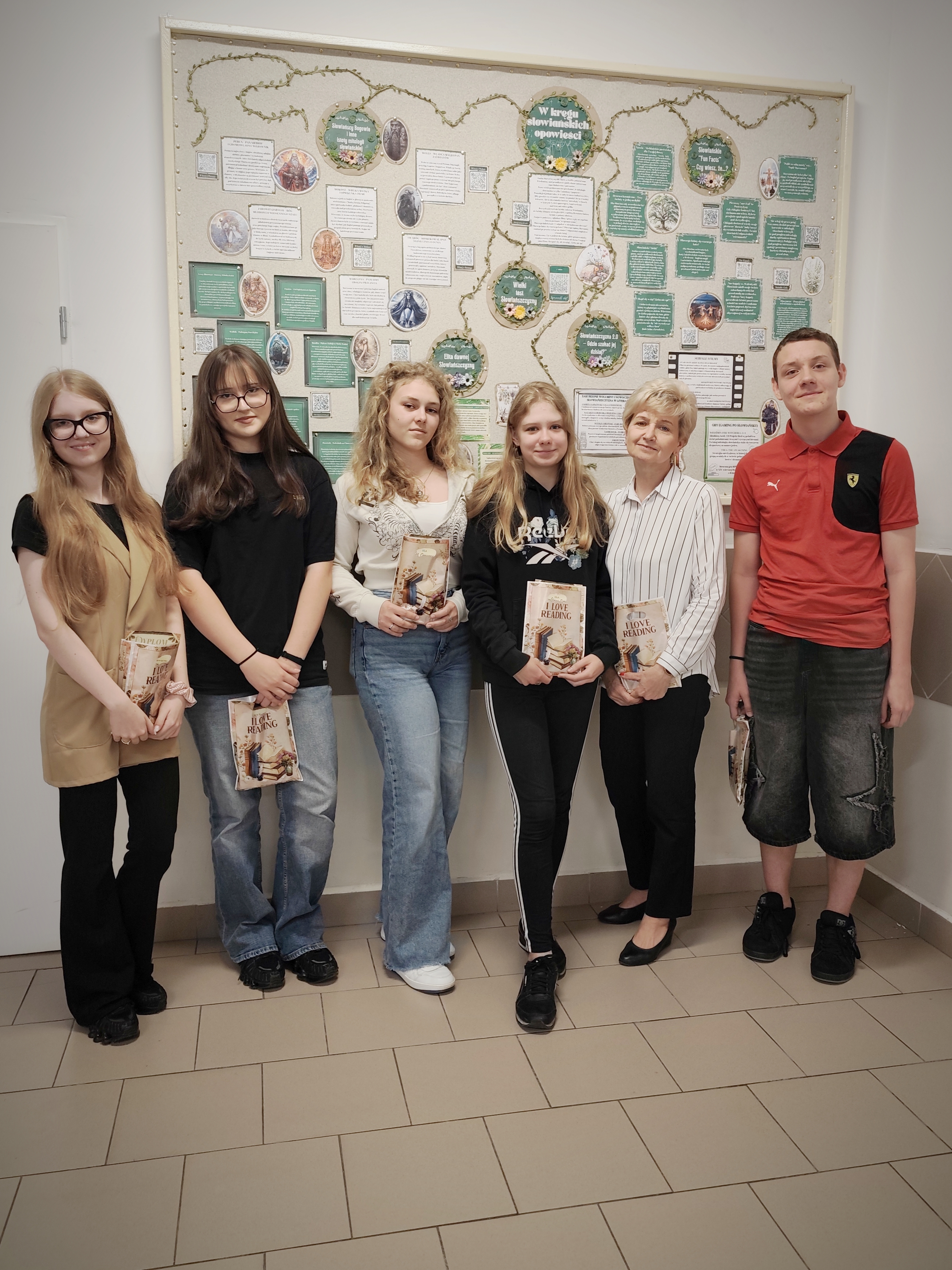 Laureaci konkursu z Wicedyrektor - Panią Ewą Stefańską