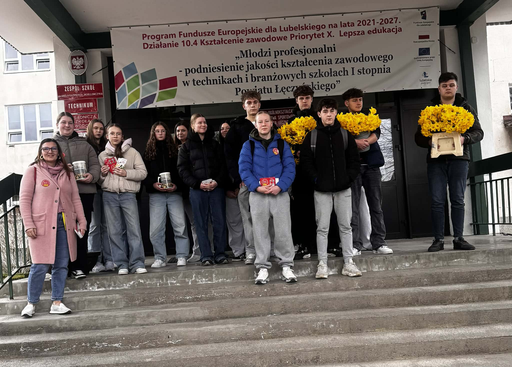 Pani Anna Koeszla-Mazurek, Pani Dominika Dziedzicka oraz Wolontariusze biorący udział w akcji