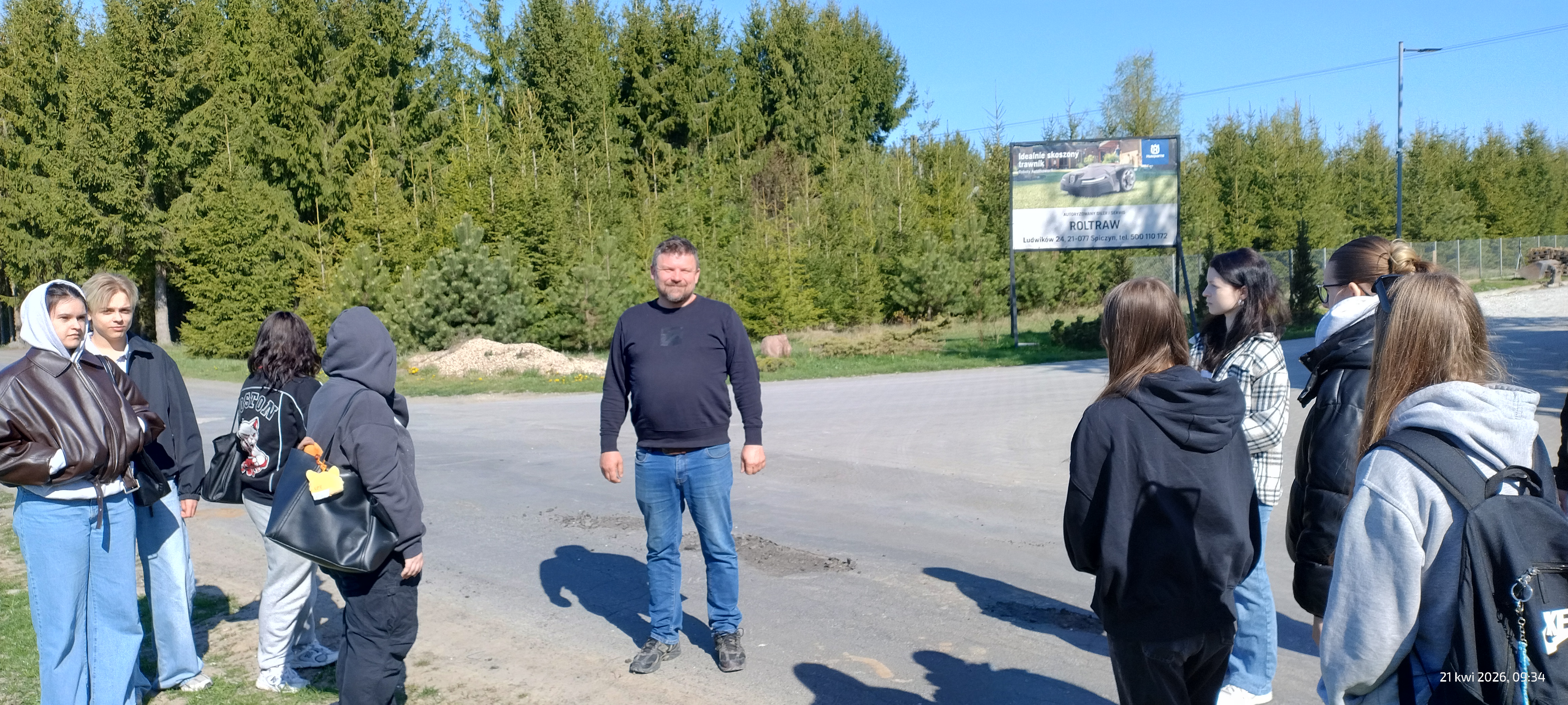 Uczniowie podczas wizyty w firmie RolTraw