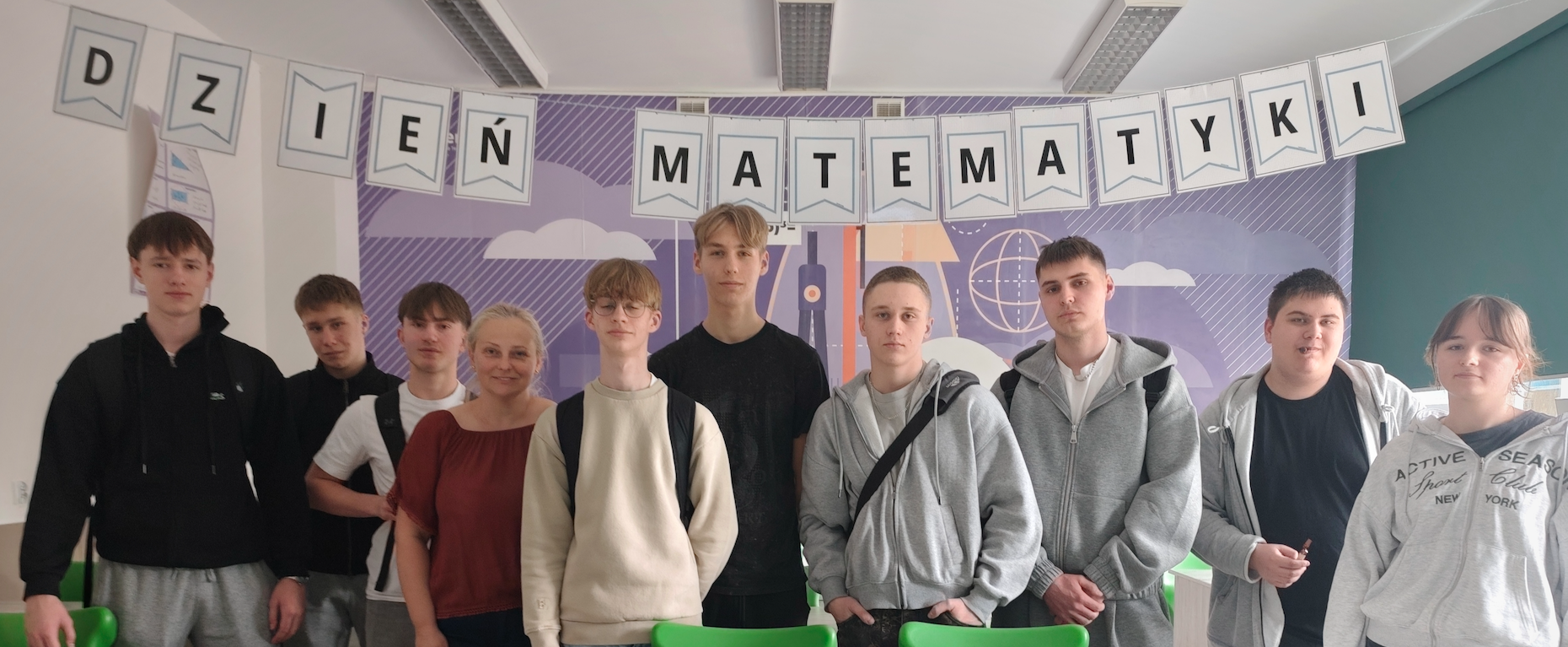 Pani Agnieszka Kozyra z uczniami biorącymi udział w wydarzeniu 