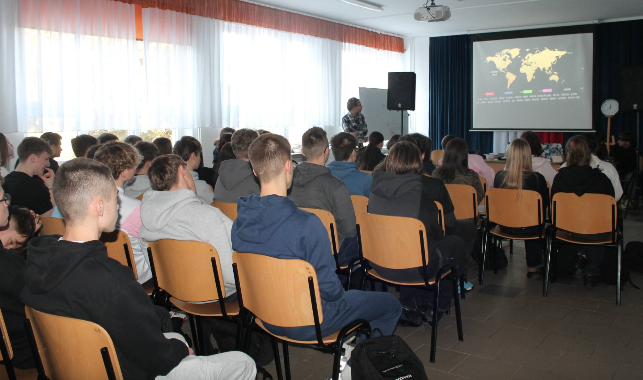 Uczniowie podczas spotkania z wyjątkowymi podróżnikami