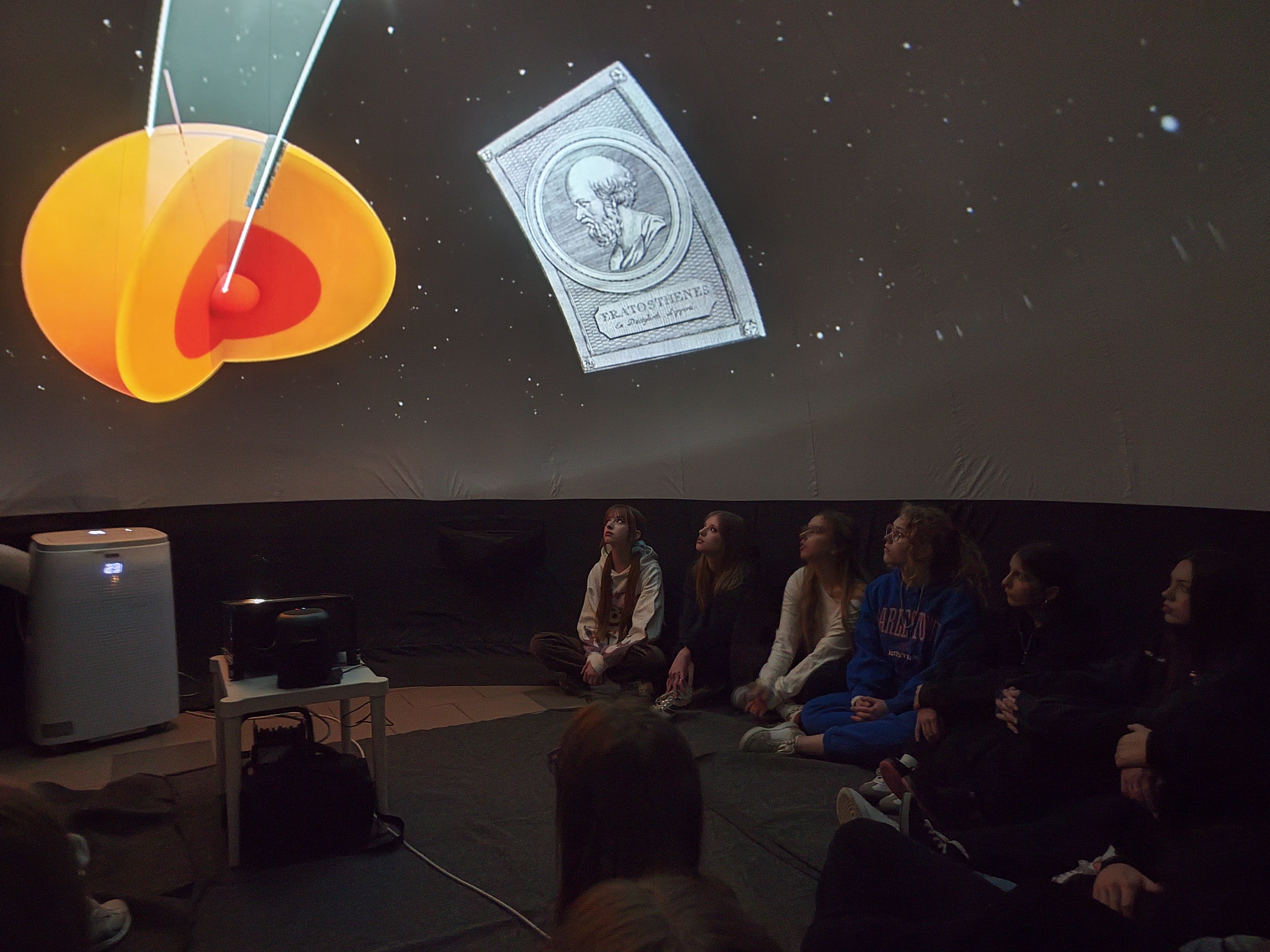 Uczniowie podczas projekcji w mobilnym planetarium