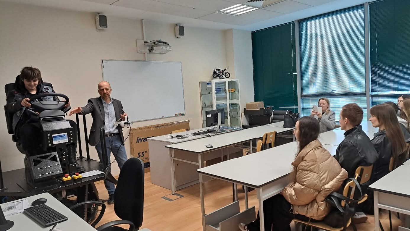 Uczniowie klas logistycznych podczas warsztatów