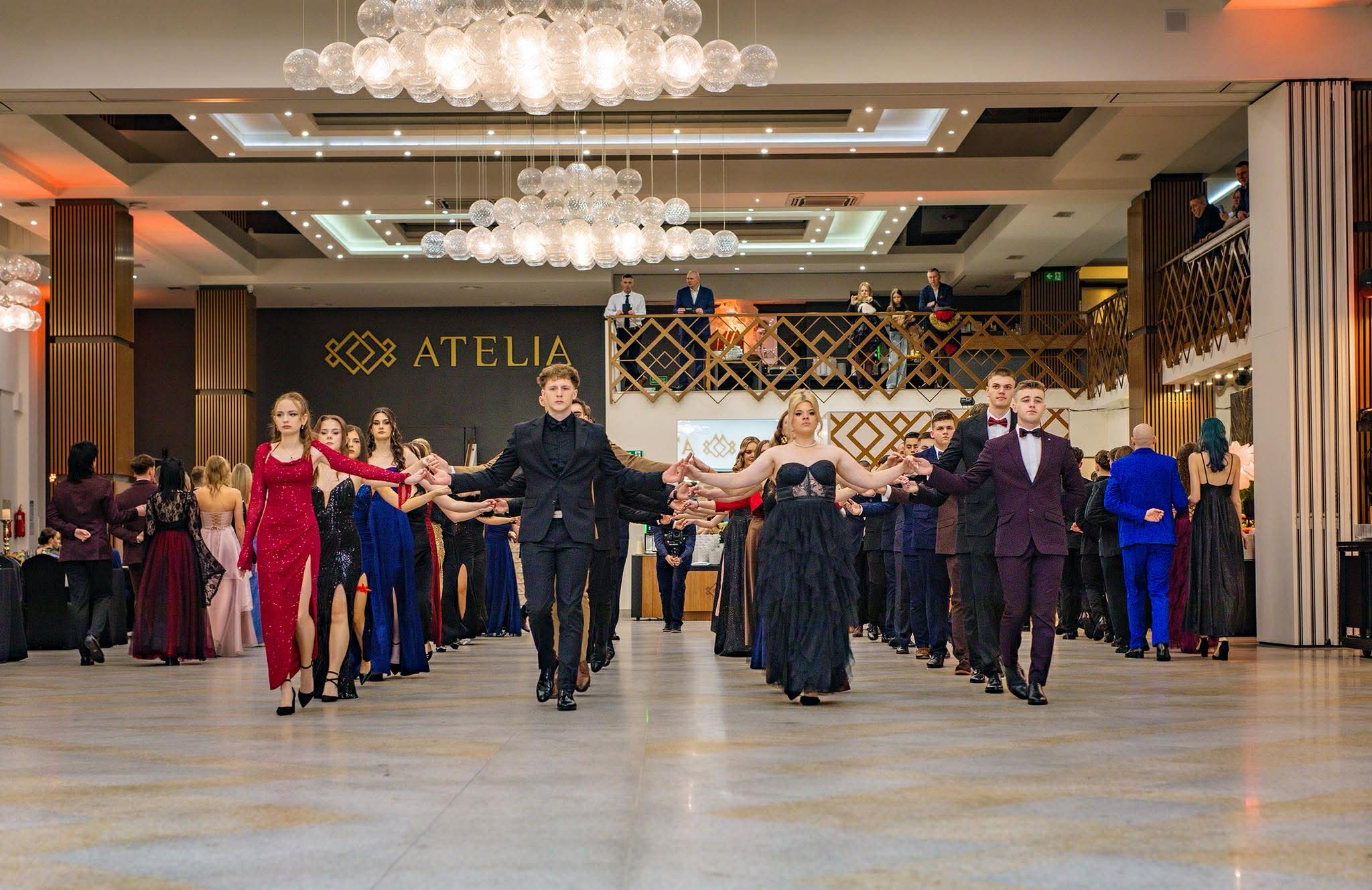 Uczniowie podczas uroczystego poloneza