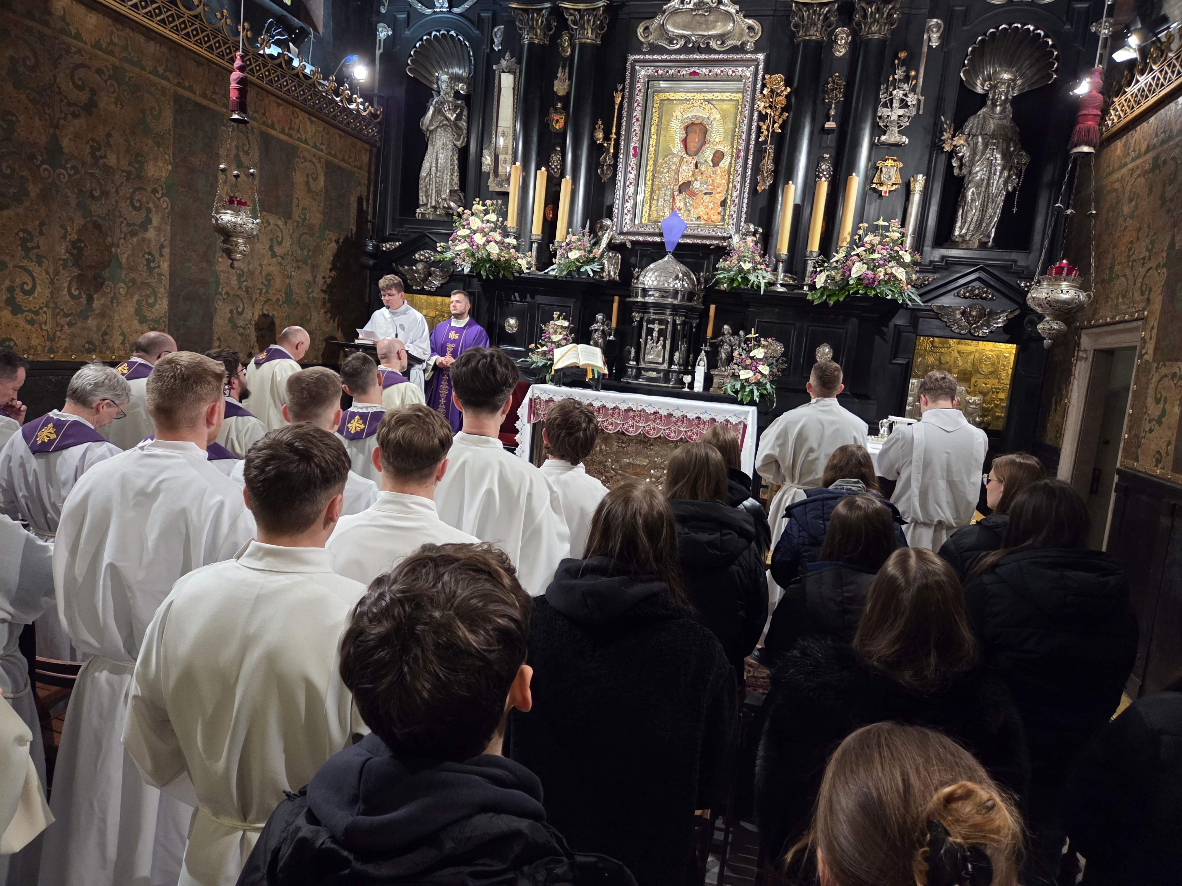 Ksiądz Paweł Gawroński oraz Krzysztof Pełczyński - uczeń klasy 4BC podczas Mszy Świętej na Jasnej Górze