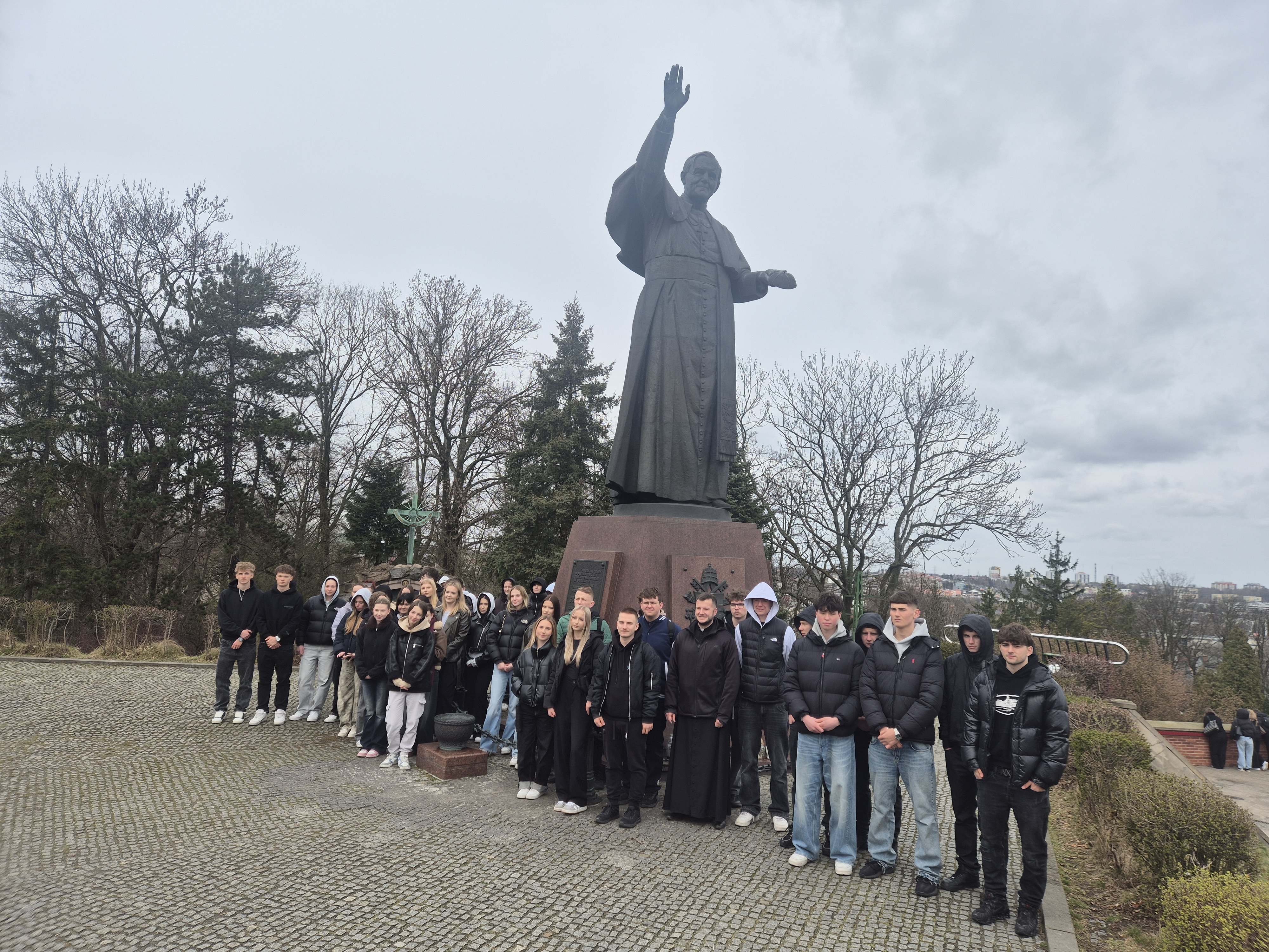Uczniowie podczas Pielgrzymki na Jasną Górę przy pomniku Jana Pawła II
