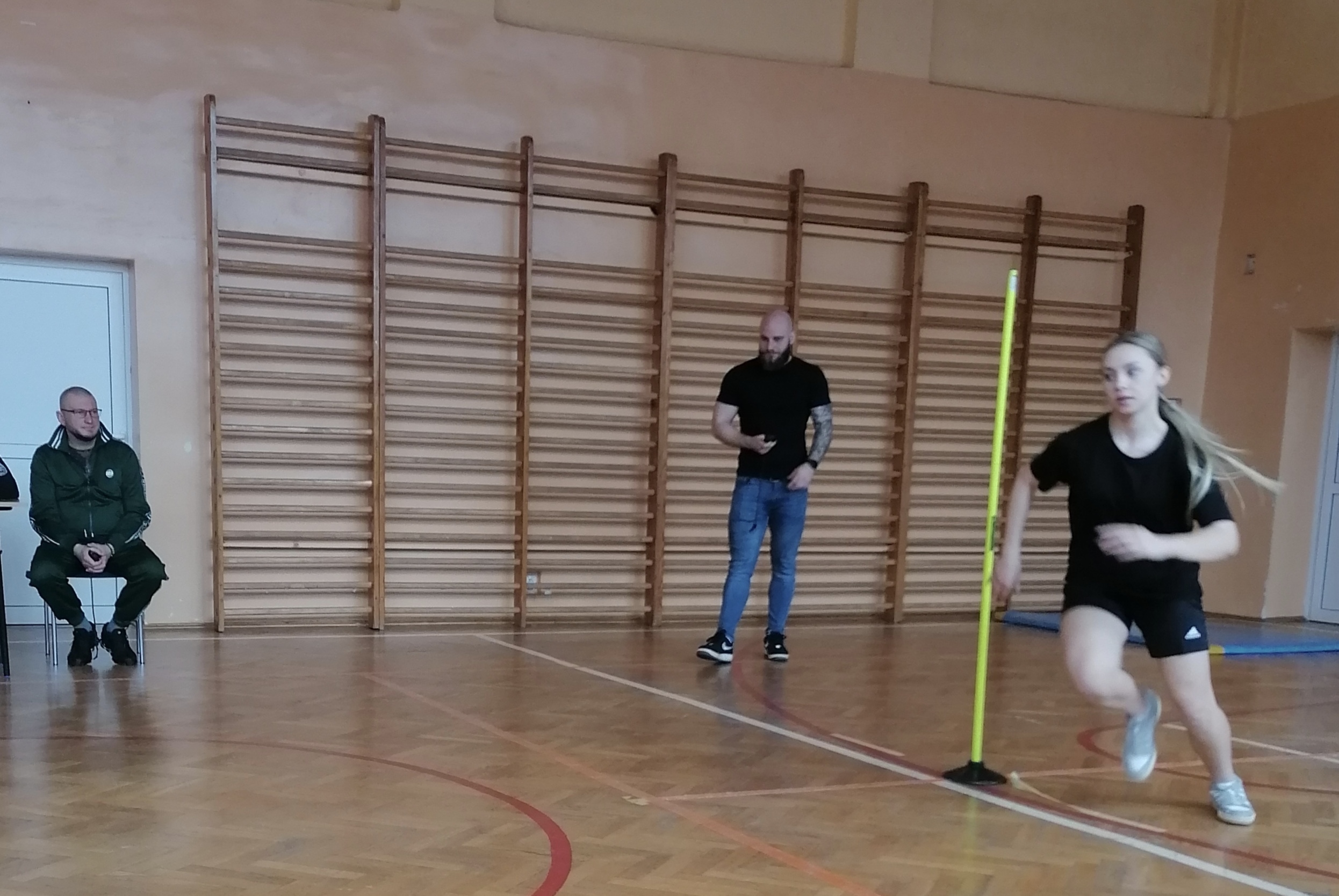 Uczennica klasy 4A podczas testu sprawnościowego