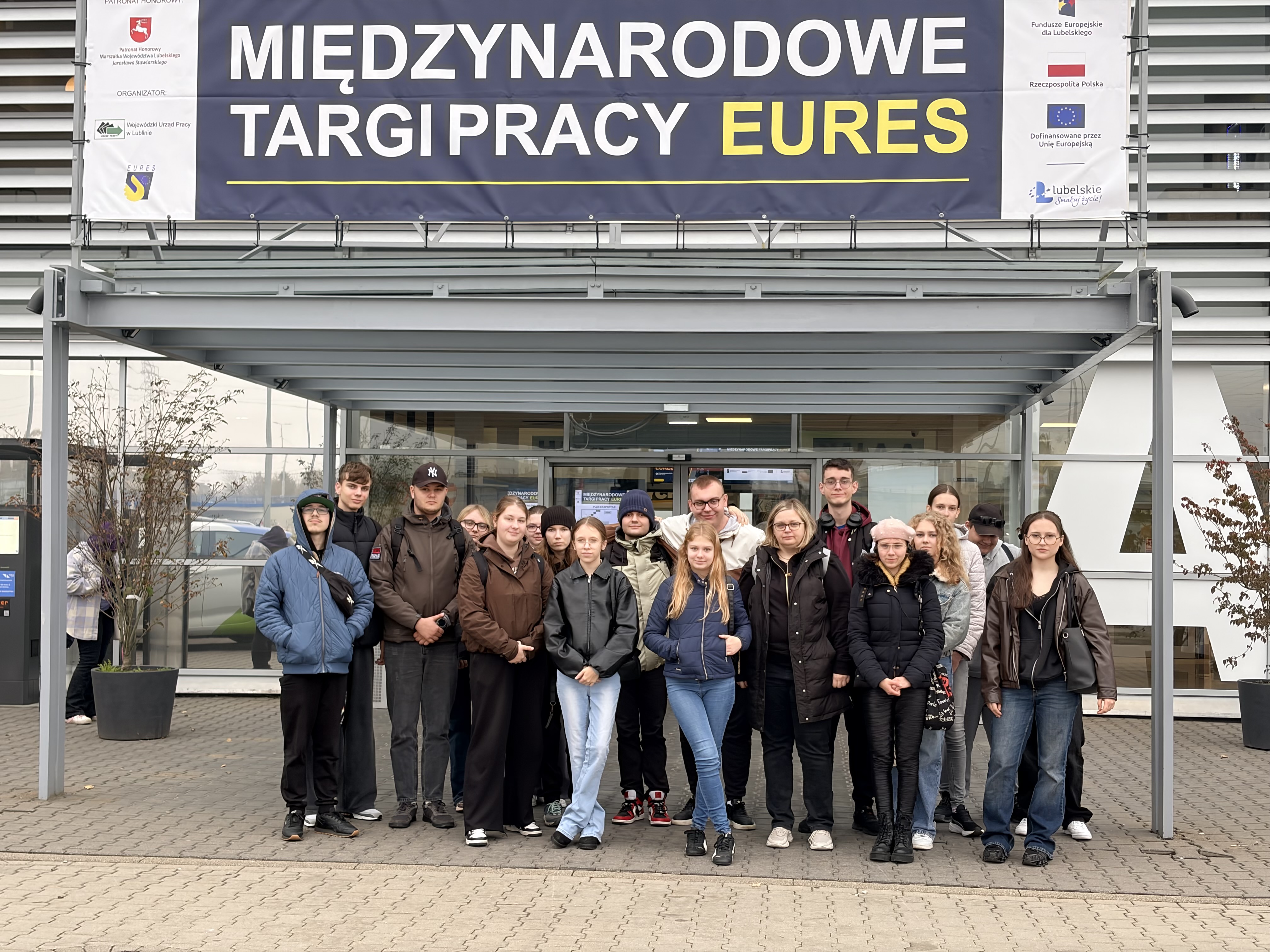 Uczniowie biorący udział w targach w ramach projektu ,,Kompas Kariery''