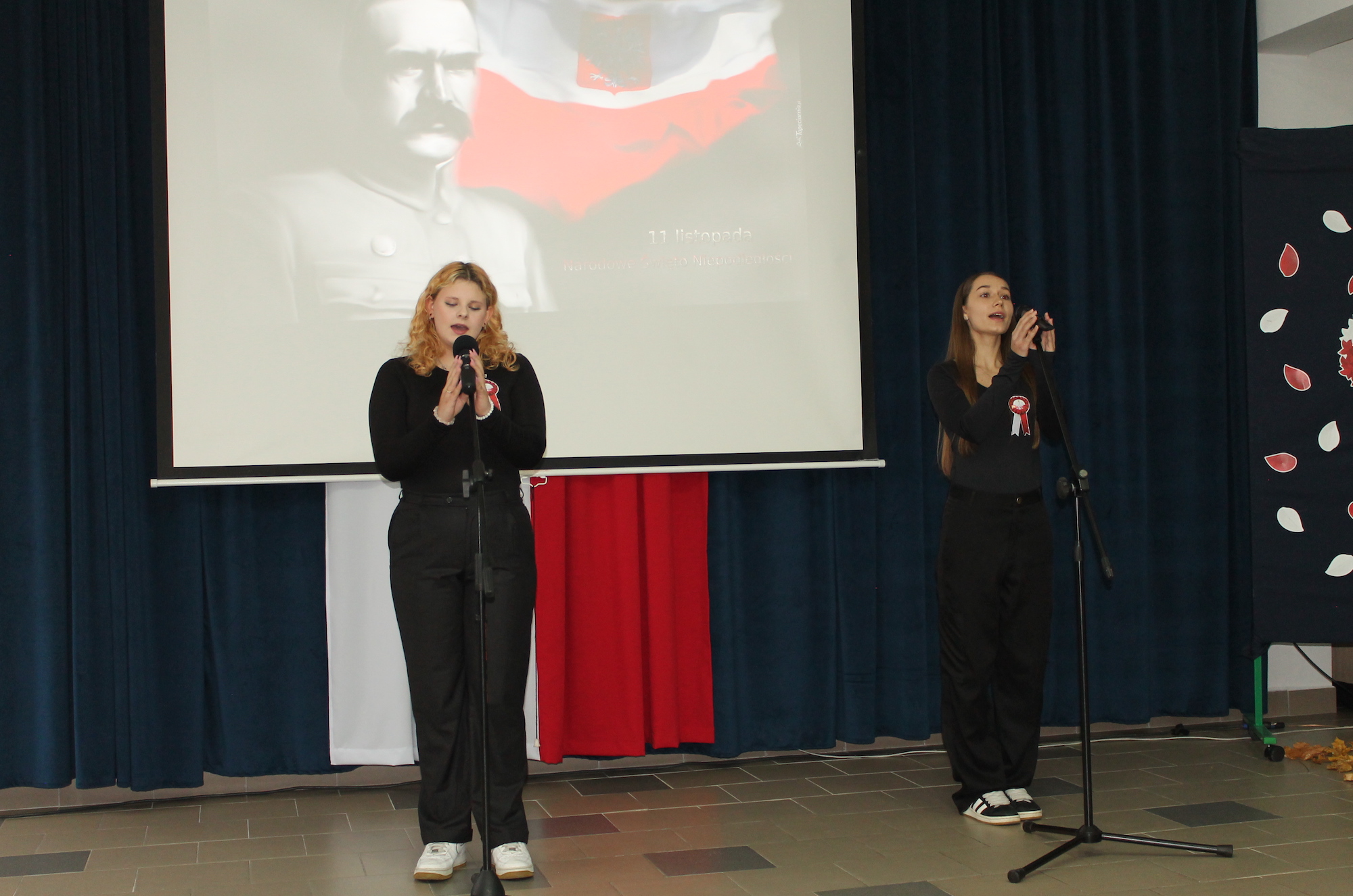 Uczennice biorące udział w akademii