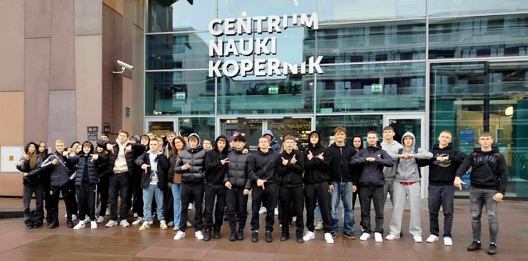 Uczniowie pod Centrum Nauki Kopernik